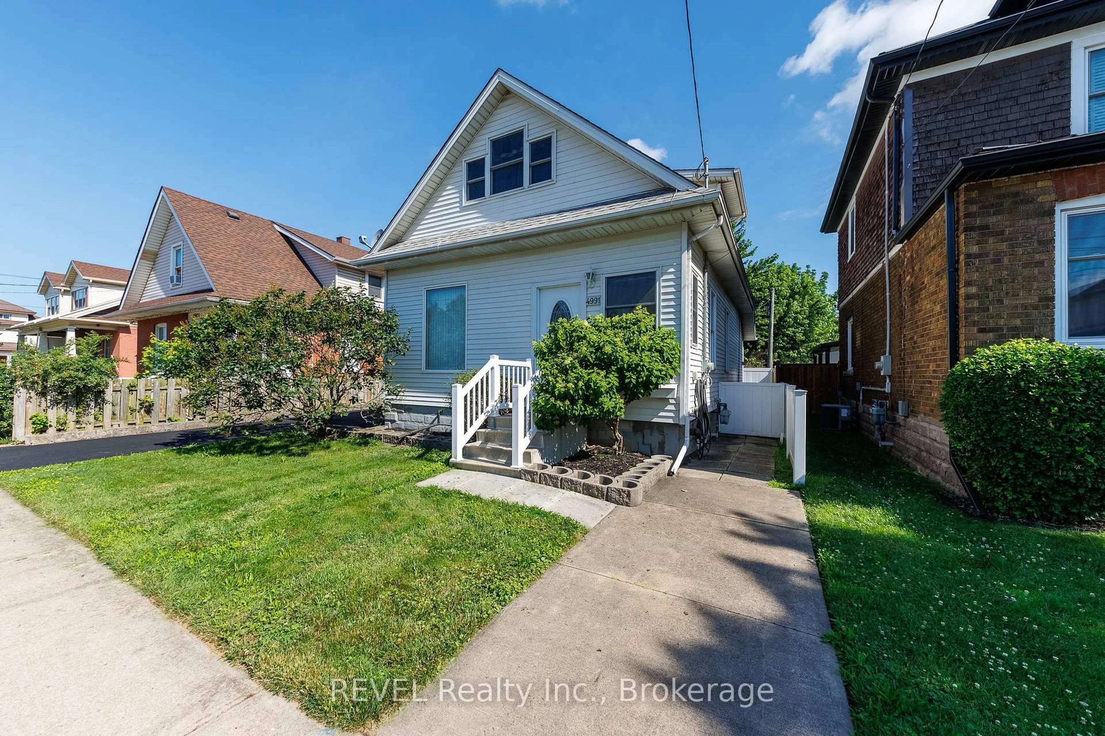 A pic from outside/outdoor area/front of a property/back of a property/a pic from drone, street for 4991 HURON St, Niagara Falls Ontario L2E 2J6