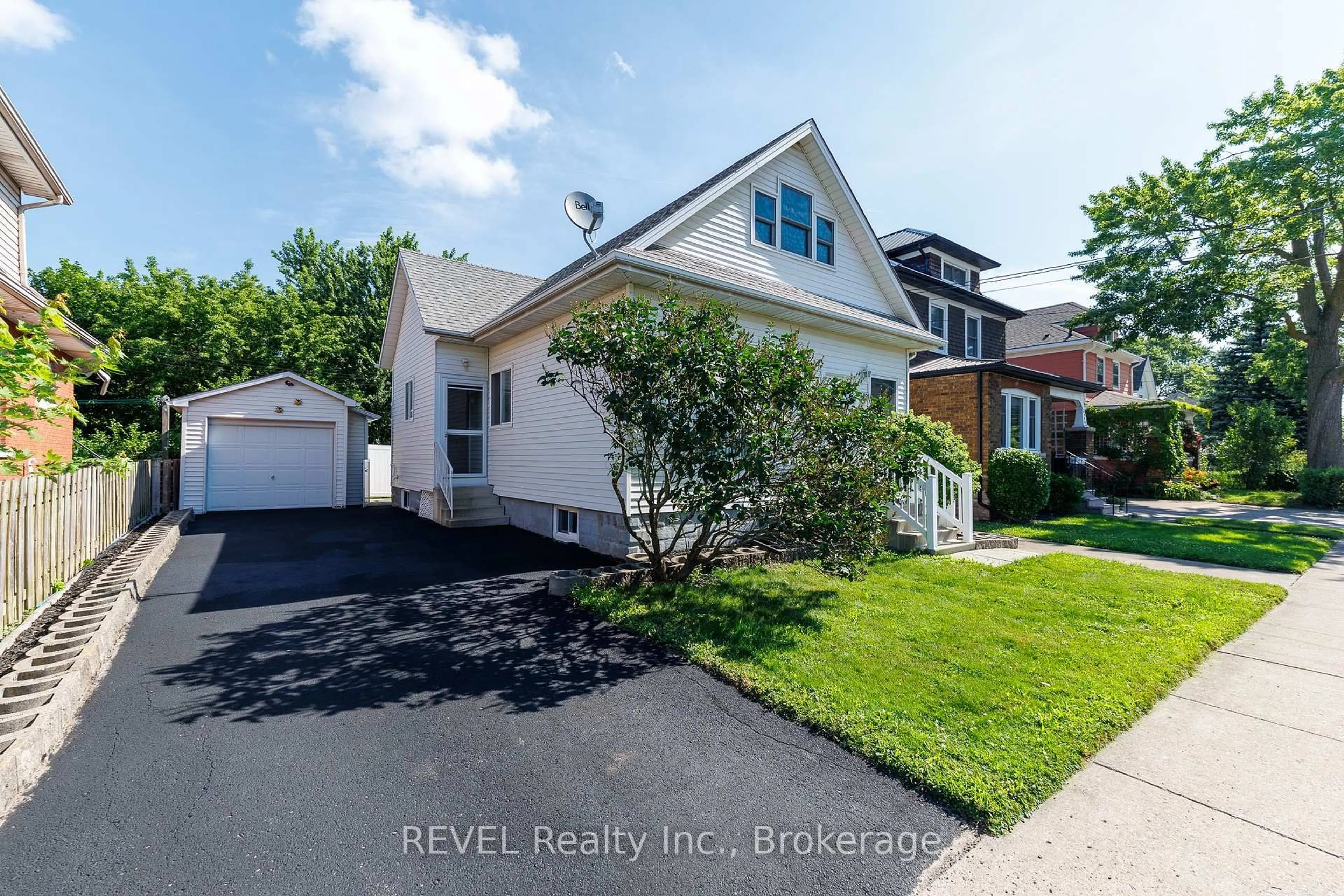 Home with vinyl exterior material, street for 4991 HURON St, Niagara Falls Ontario L2E 2J6