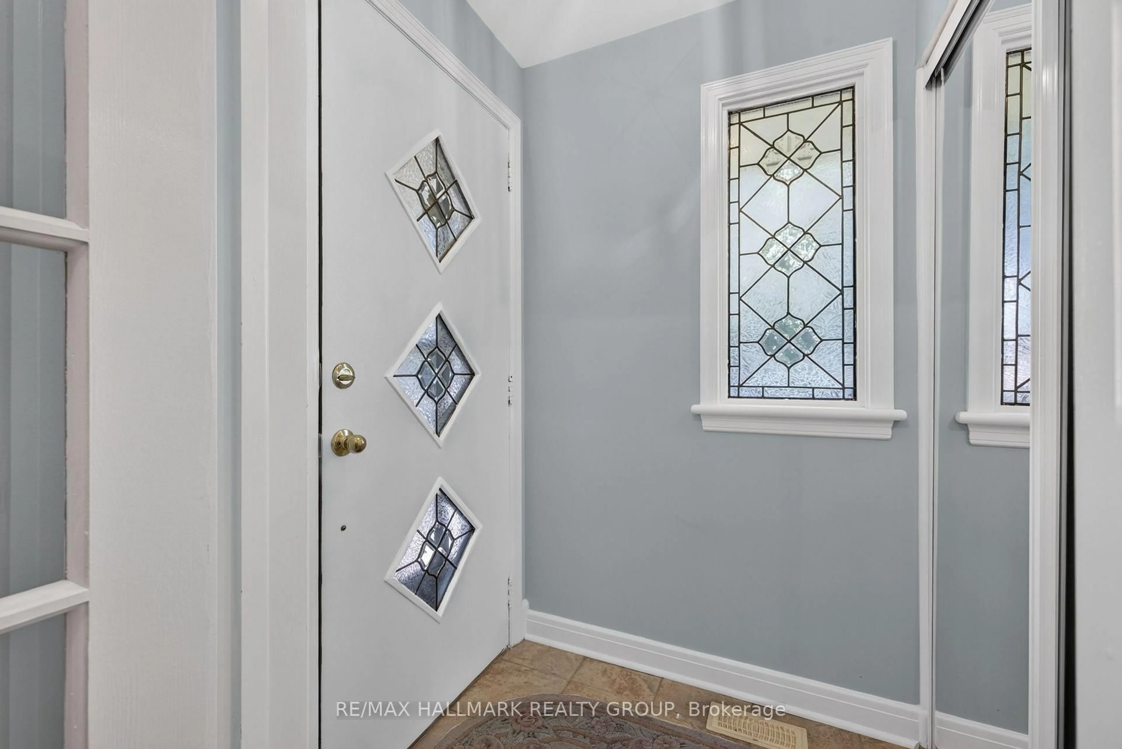 Indoor entryway for 859 Duberry St, Ottawa Ontario K2A 3T2