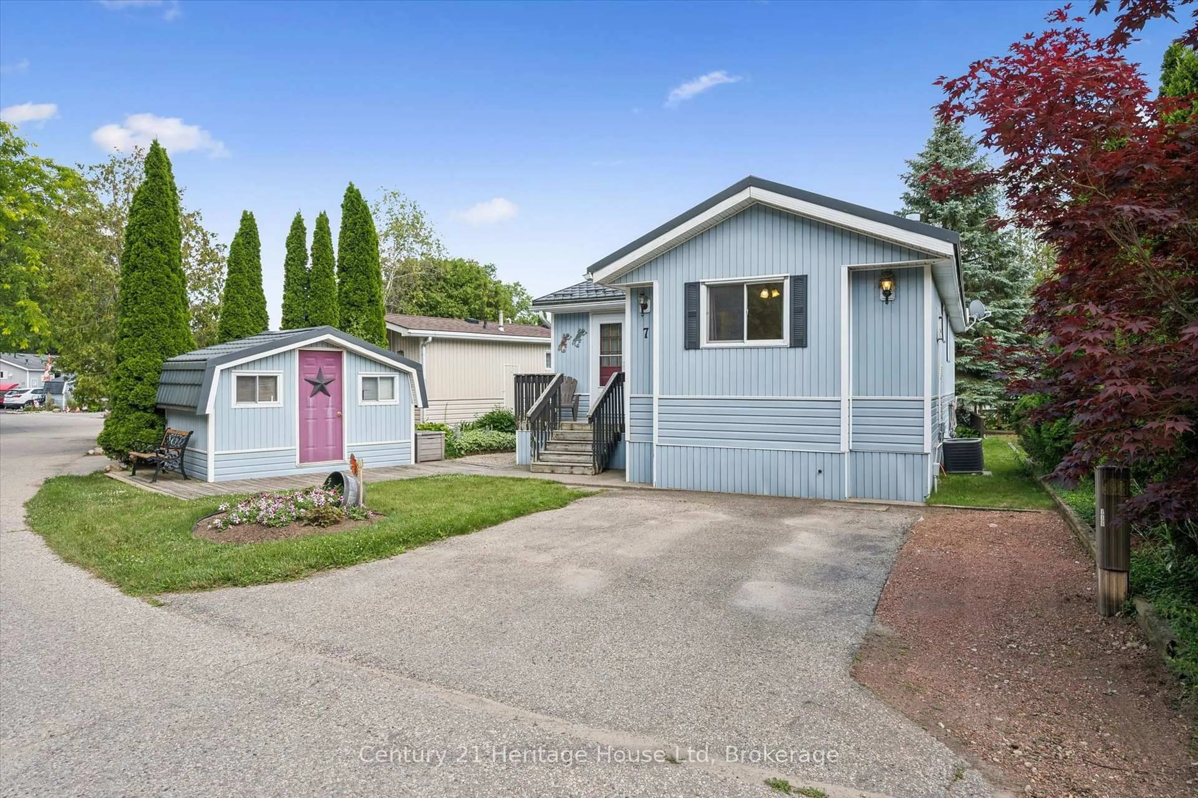 Home with vinyl exterior material, street for 7 Millcreek Rd, Puslinch Ontario N0B 2J0