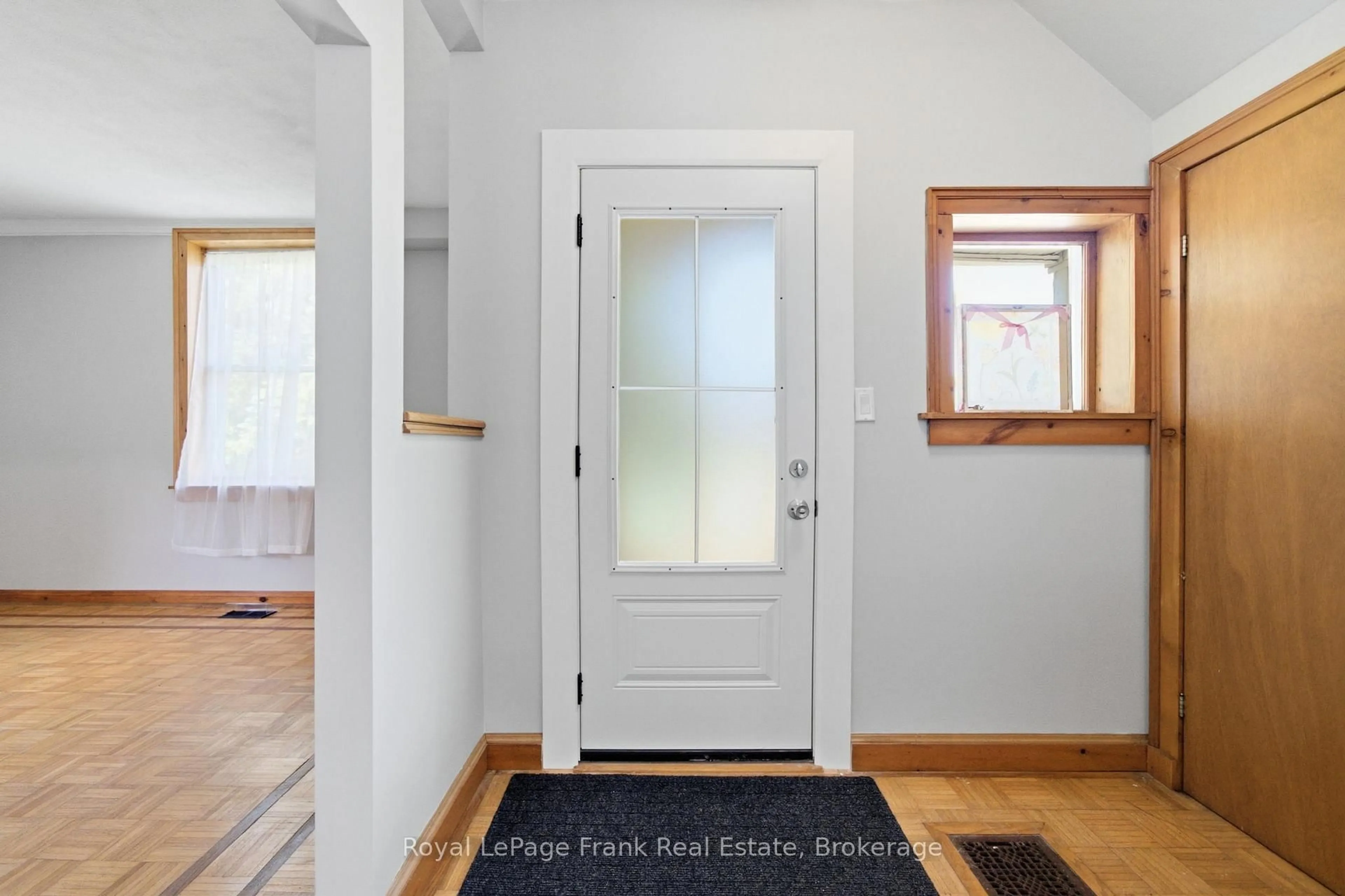 Indoor entryway for 220 Linden Valley Rd, Kawartha Lakes Ontario K0M 2T0