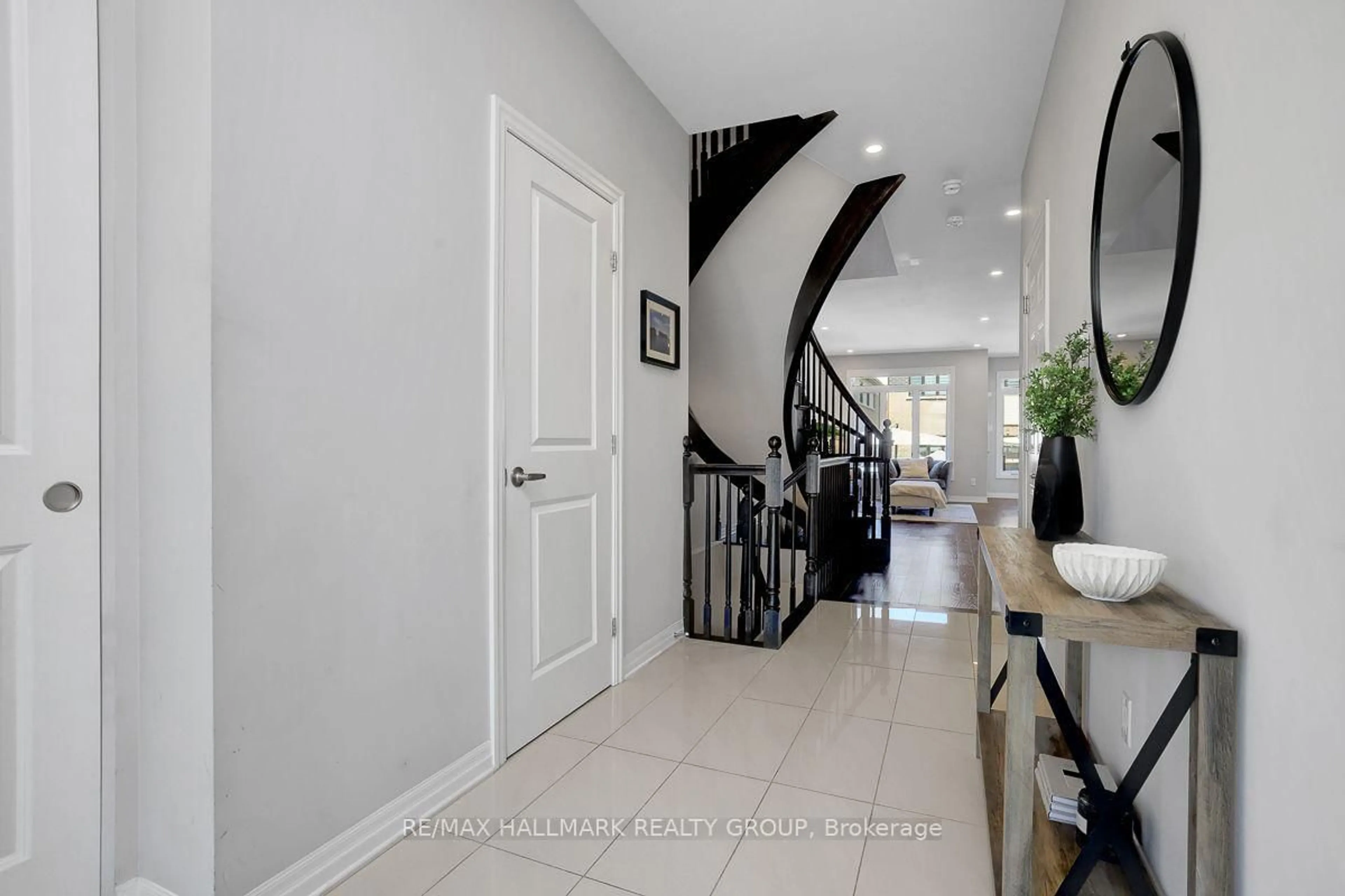 Indoor foyer for 317 Lysander Pl, Ottawa Ontario K1K 3X8