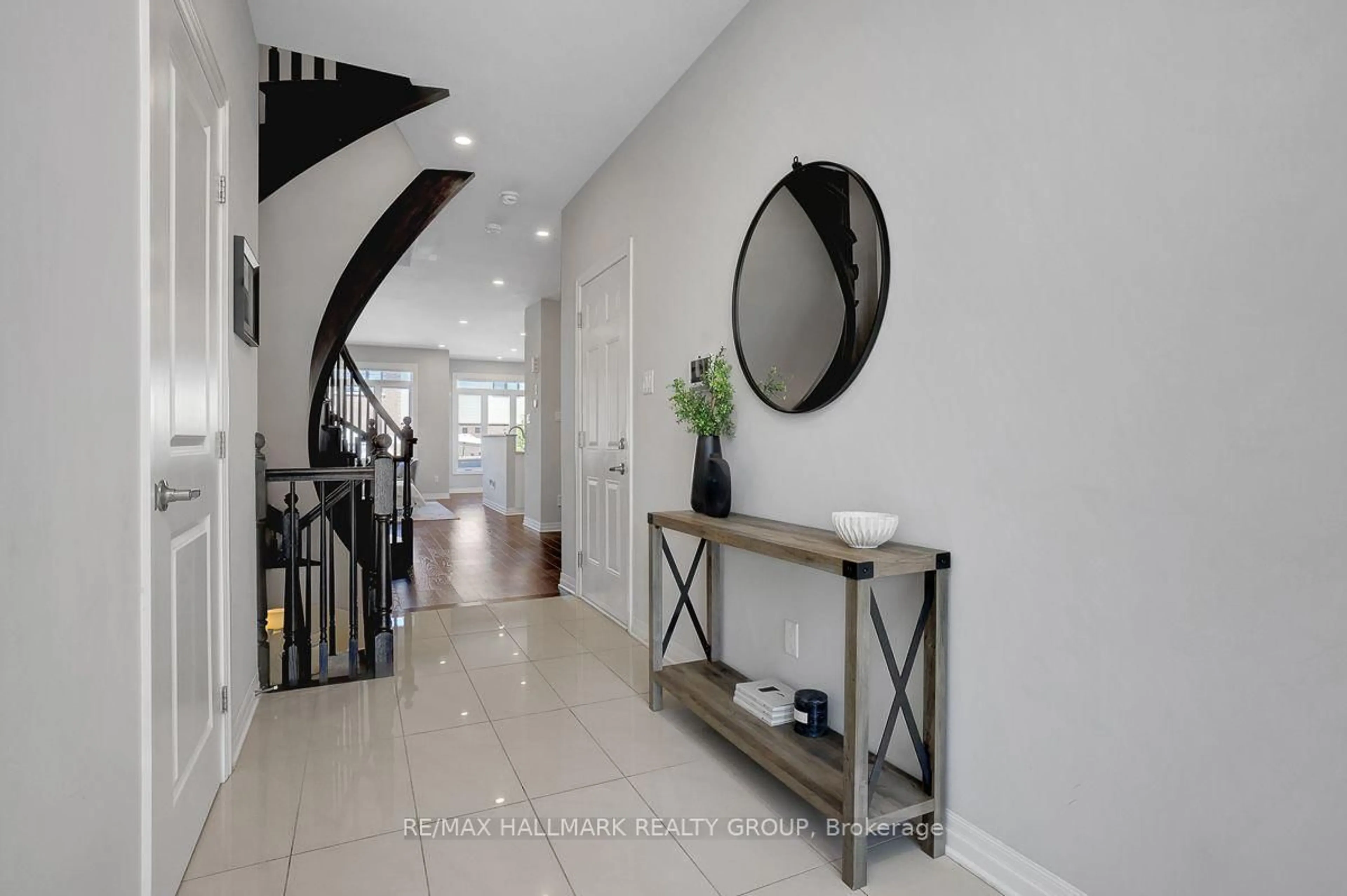 Indoor entryway for 317 Lysander Pl, Ottawa Ontario K1K 3X8