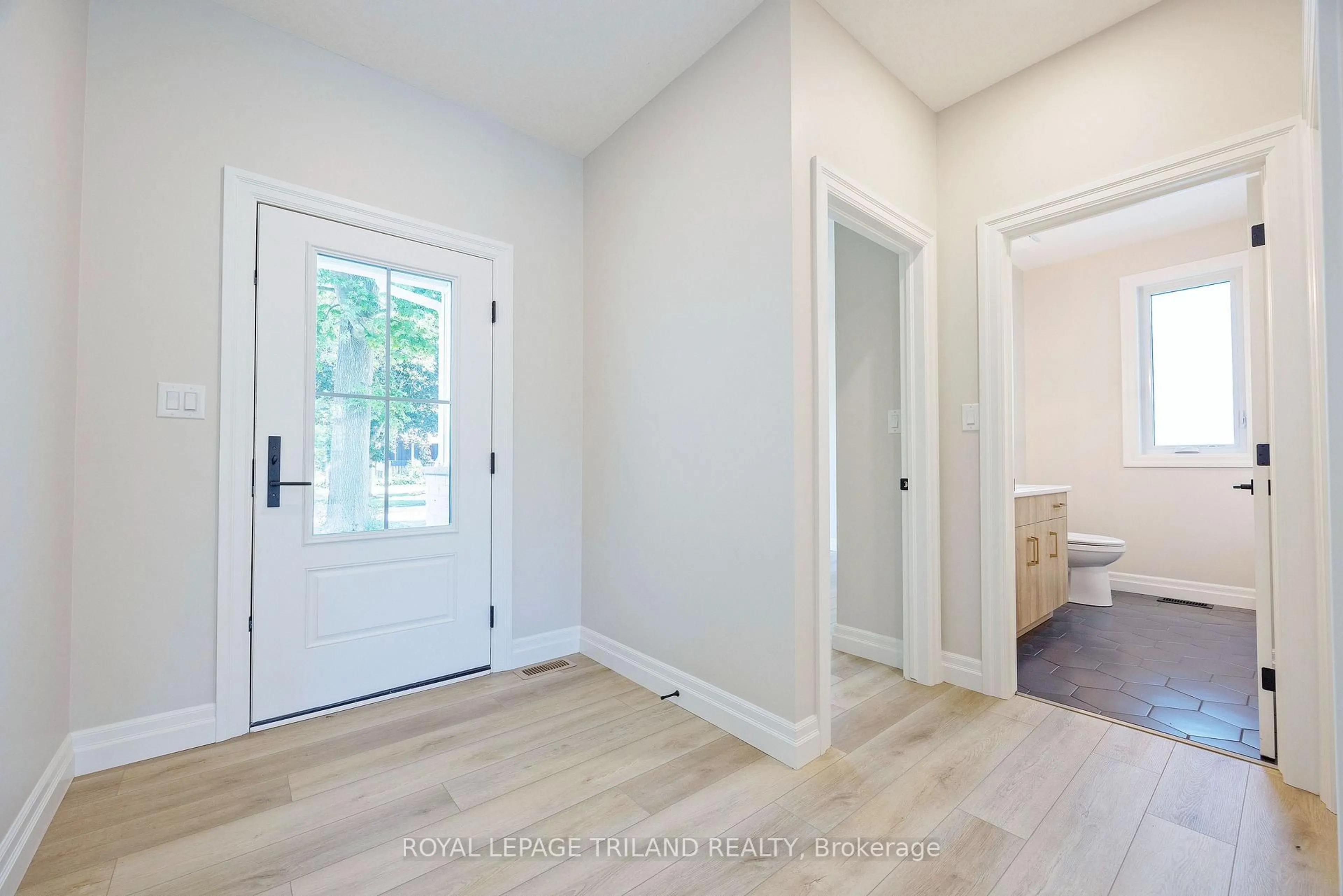 Indoor entryway for 189 Catherine St, North Middlesex Ontario N0M 2K0