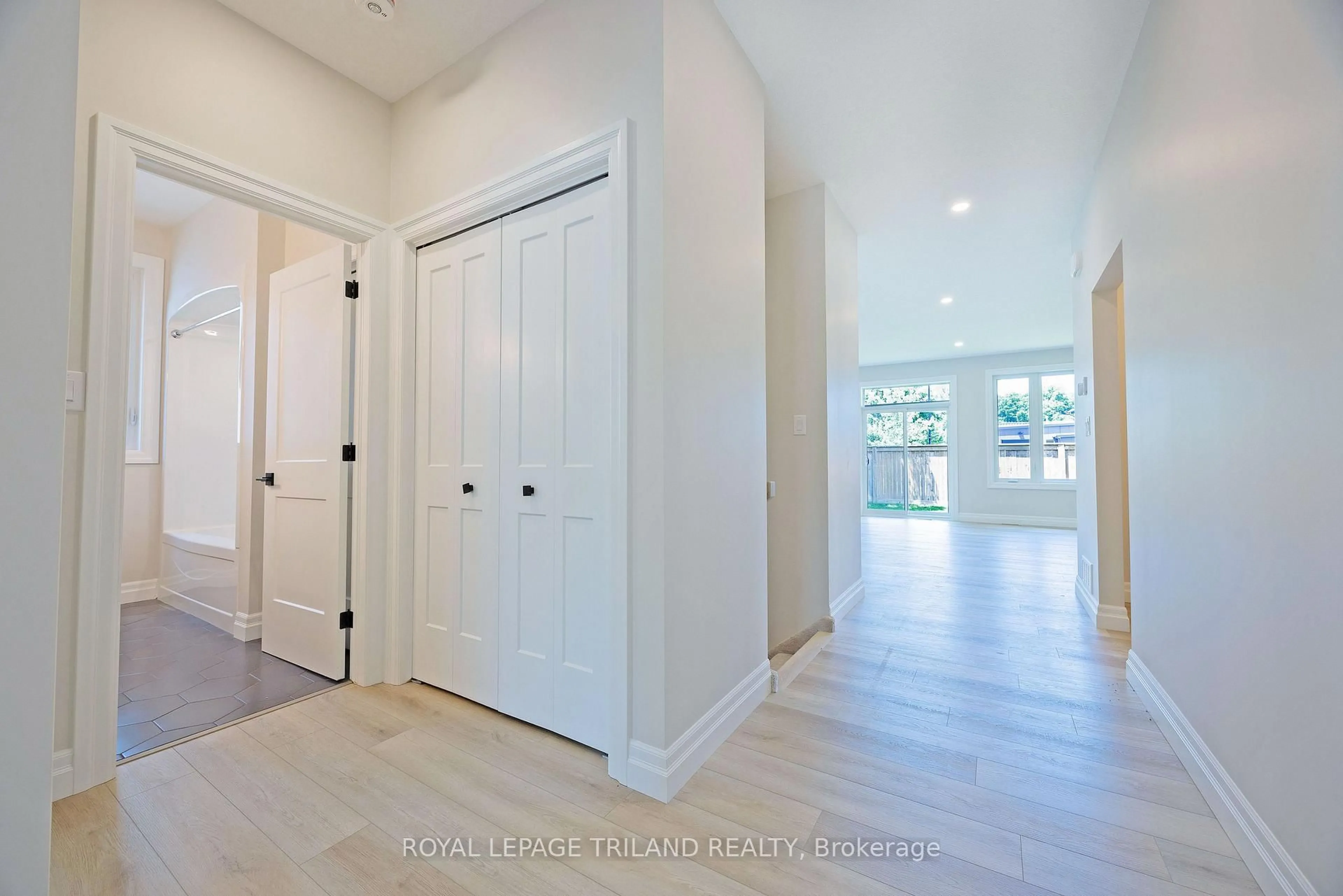Indoor entryway for 189 Catherine St, North Middlesex Ontario N0M 2K0