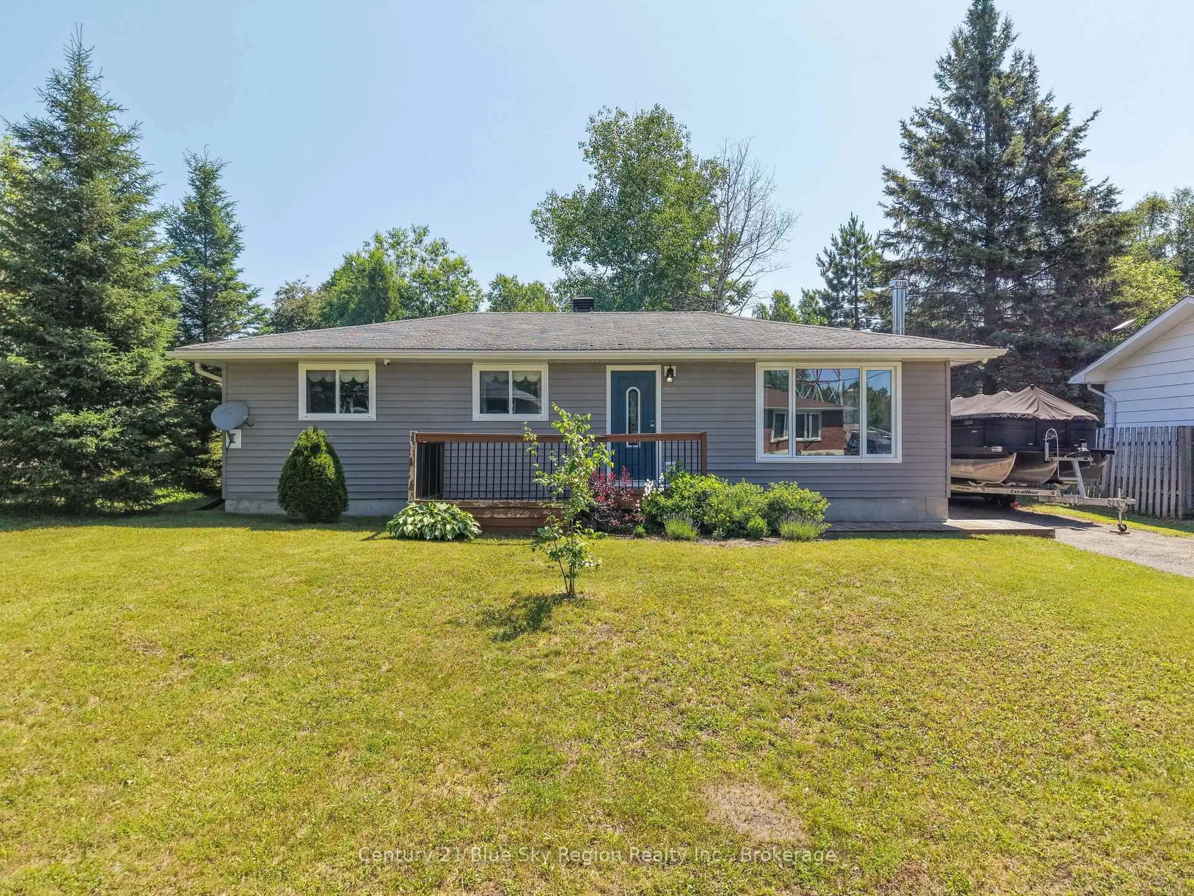 Home with vinyl exterior material, street for 7 Birch Cres, Temagami Ontario P0H 2H0