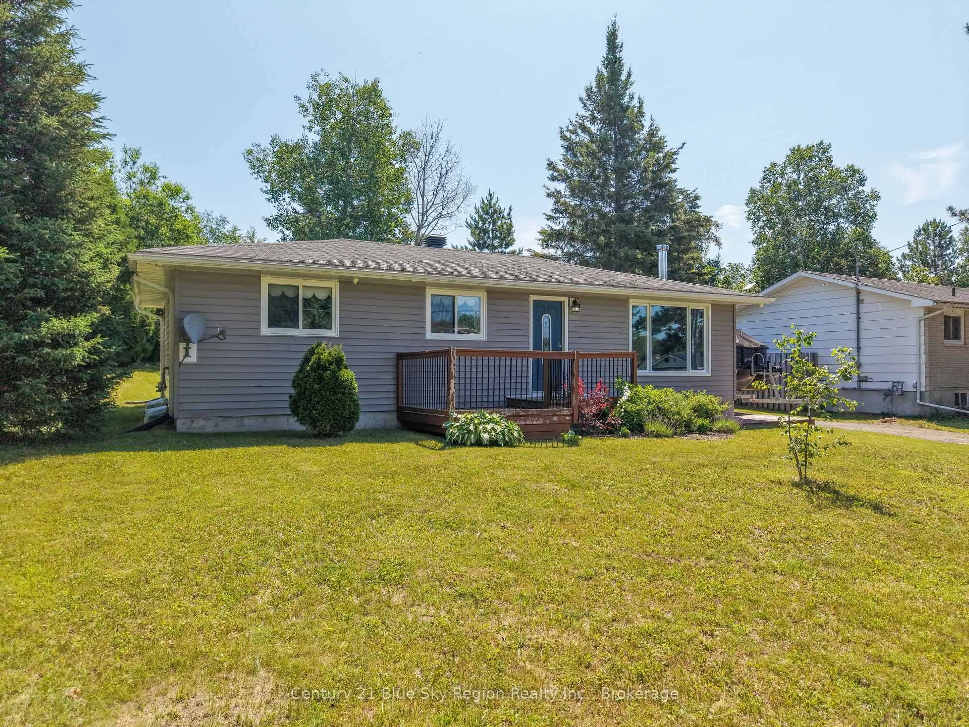 Home with vinyl exterior material, street for 7 Birch Cres, Temagami Ontario P0H 2H0