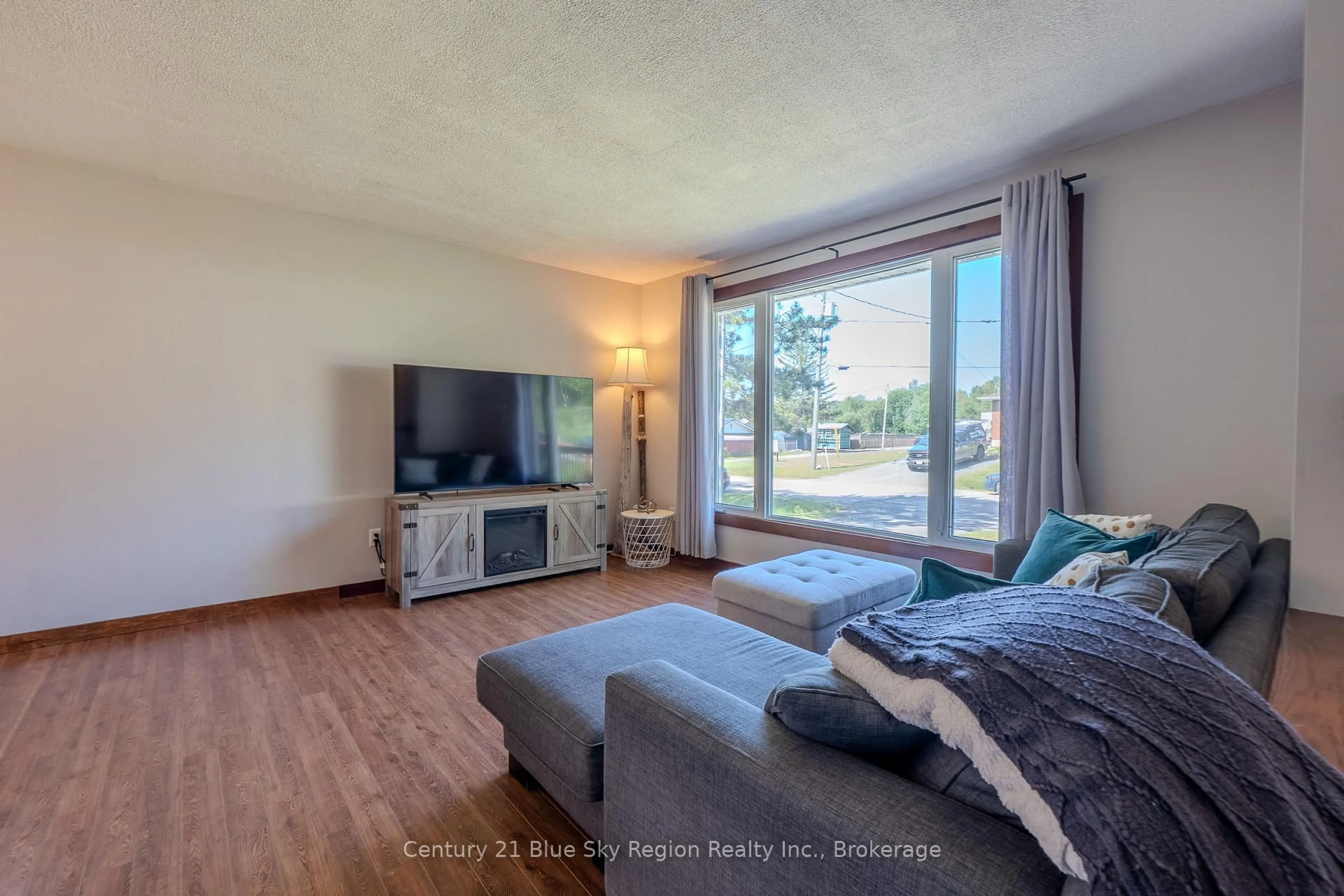 Living room with furniture, wood/laminate floor for 7 Birch Cres, Temagami Ontario P0H 2H0
