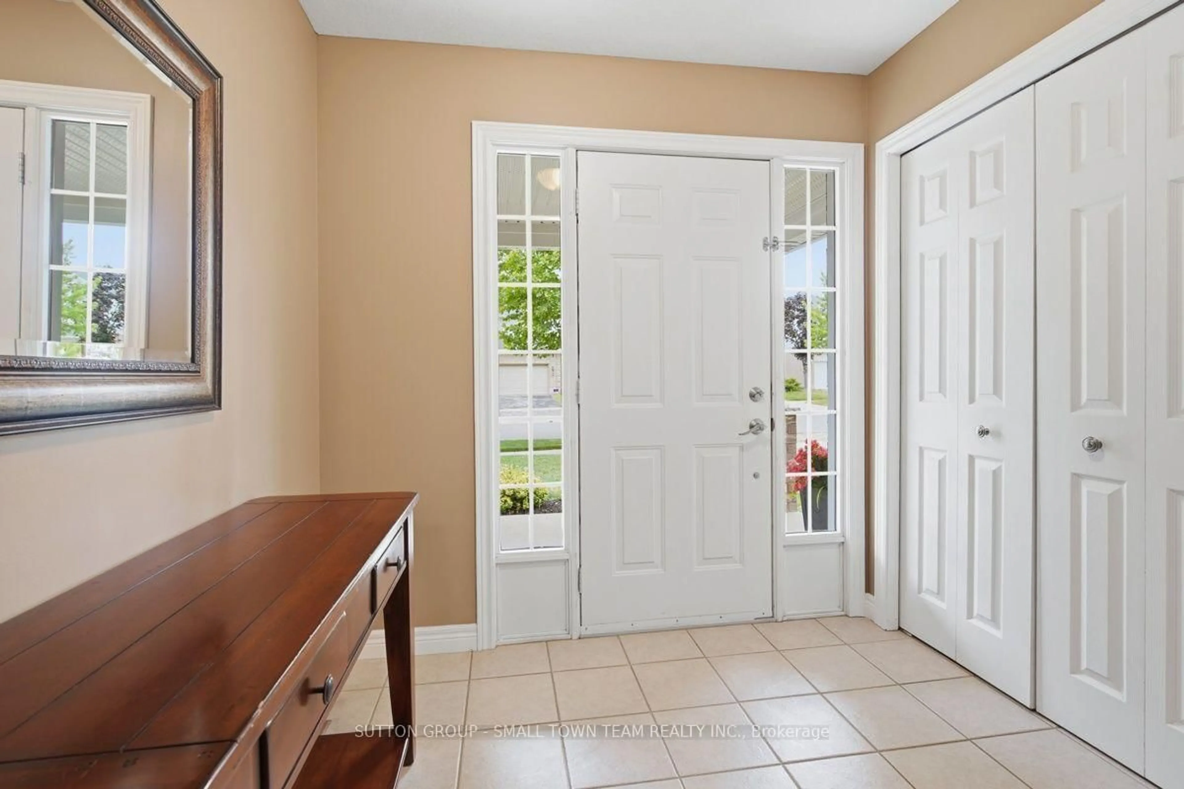 Indoor entryway for 1129 South Wenige Dr, London North Ontario N5X 4G5