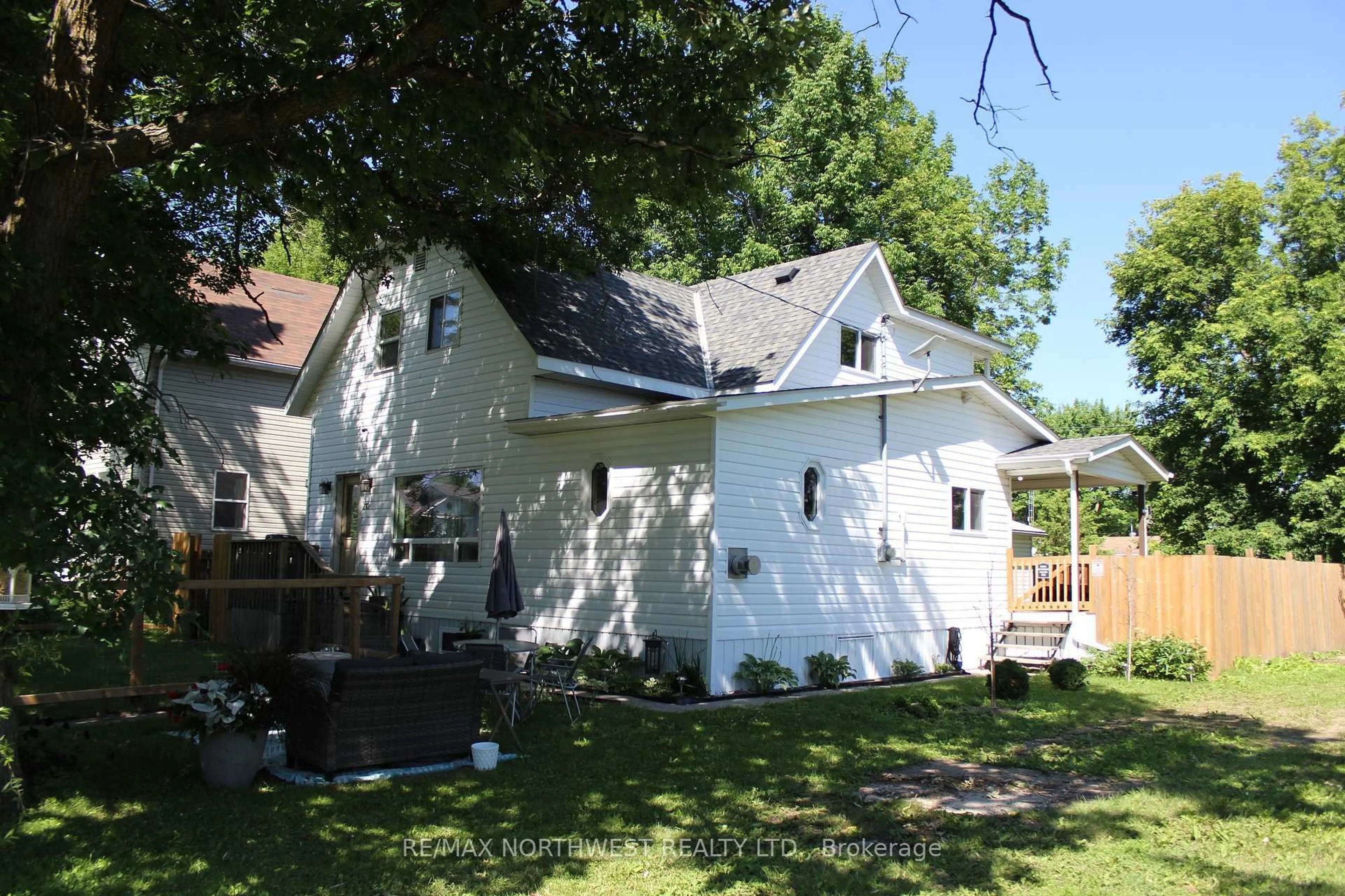 A pic from outside/outdoor area/front of a property/back of a property/a pic from drone, street for 210 FIFTH ST, Rainy River Ontario P0W 1L0