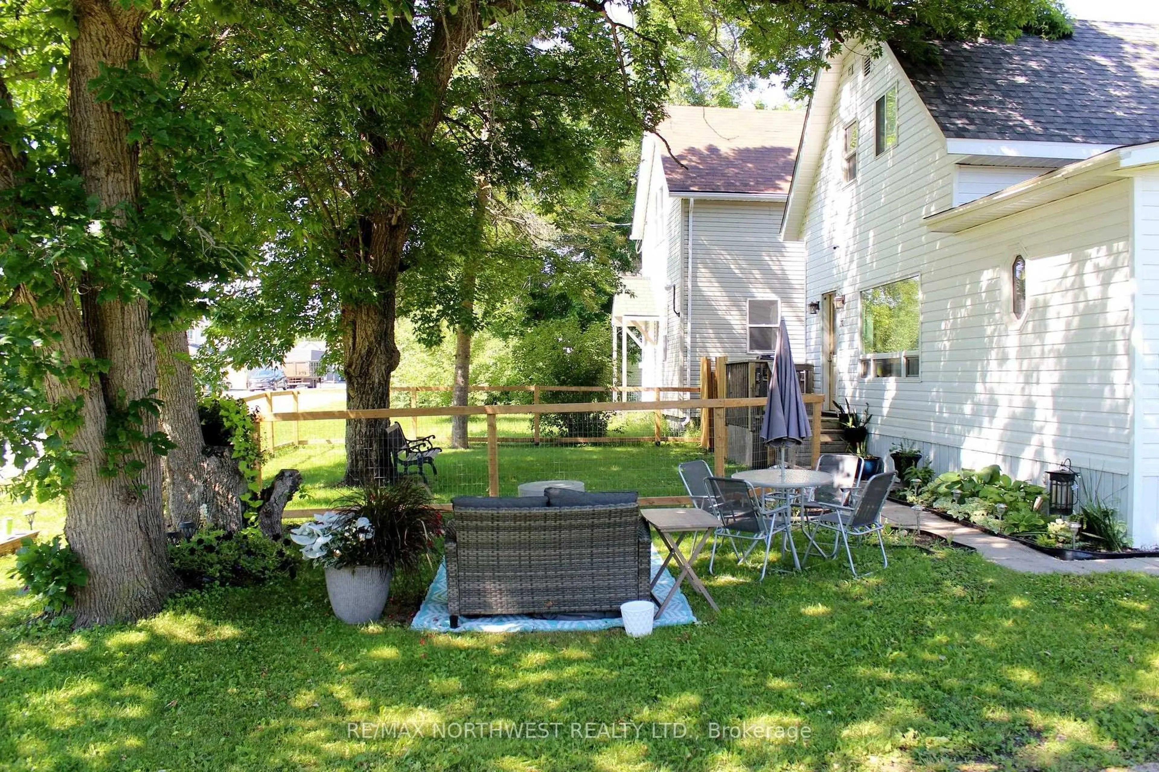 Patio, street for 210 FIFTH ST, Rainy River Ontario P0W 1L0