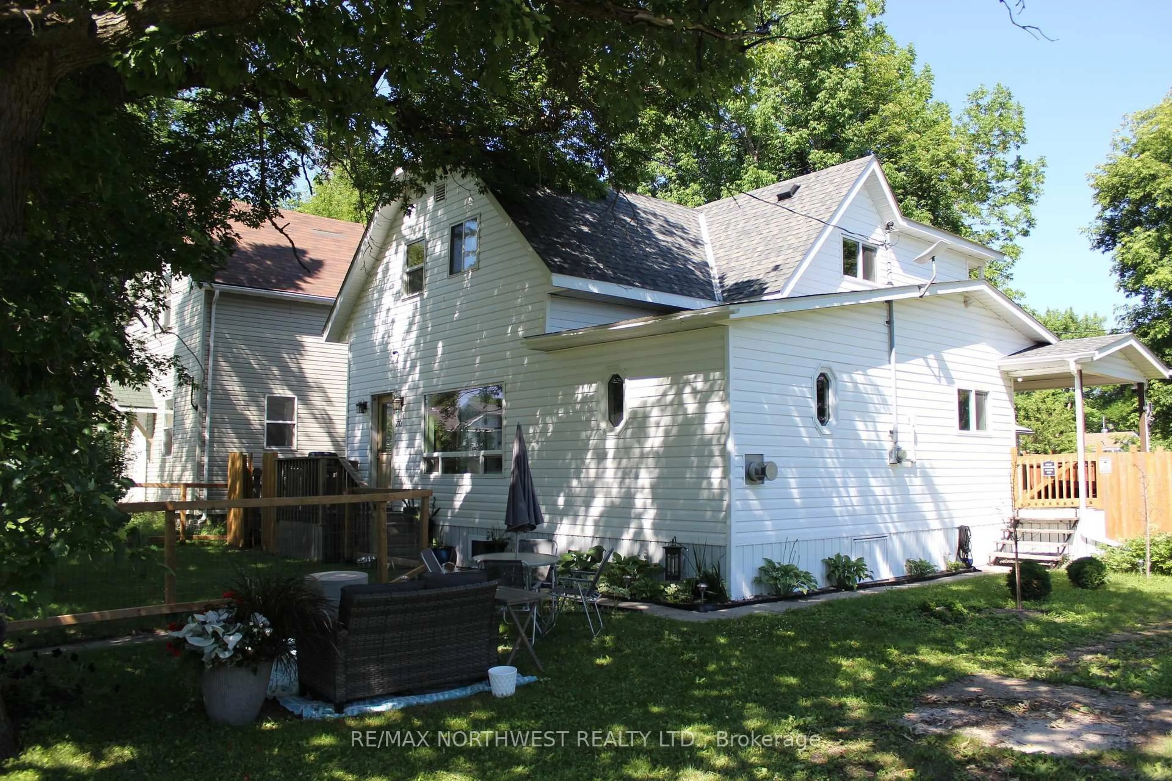 A pic from outside/outdoor area/front of a property/back of a property/a pic from drone, street for 210 FIFTH ST, Rainy River Ontario P0W 1L0