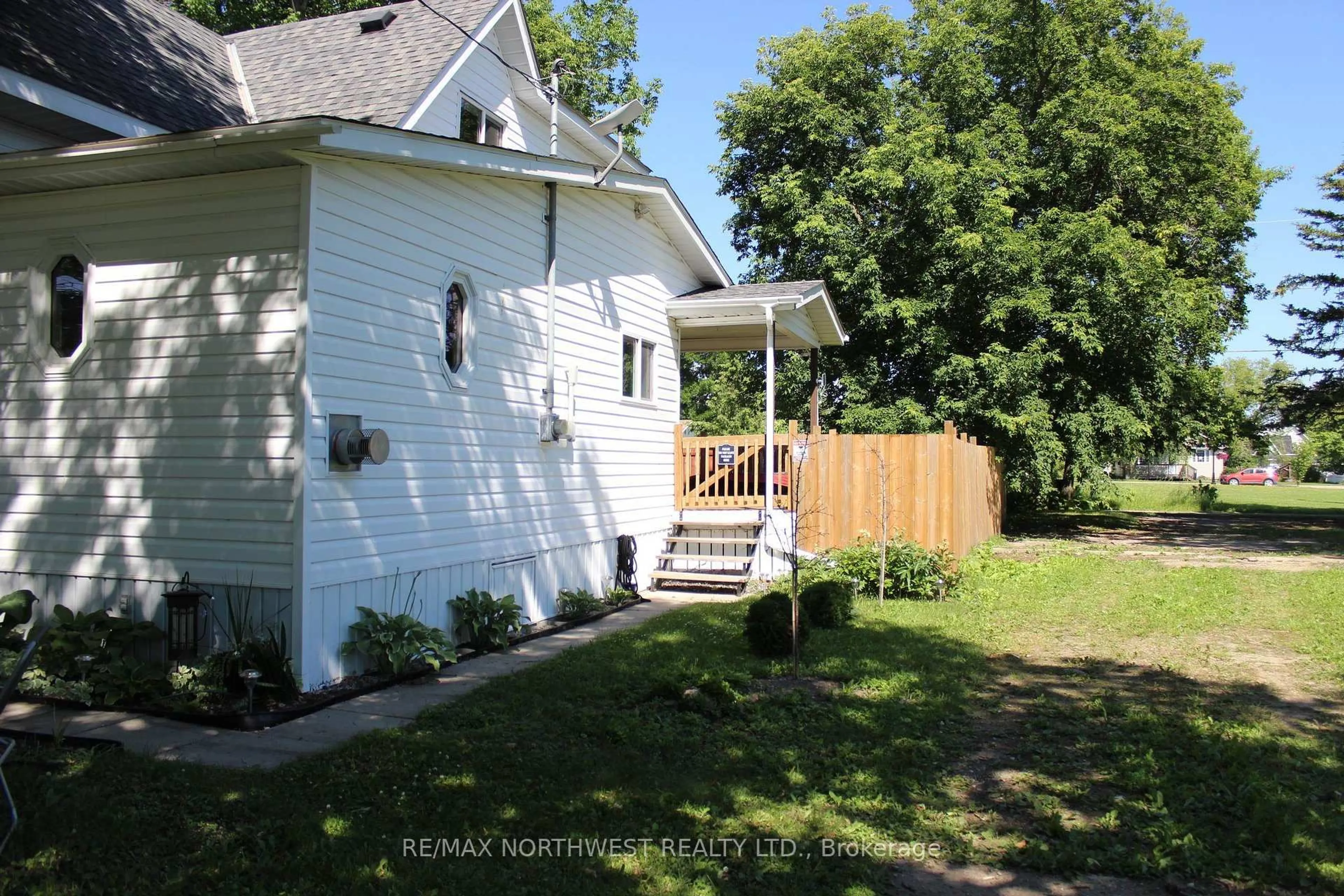 A pic from outside/outdoor area/front of a property/back of a property/a pic from drone, street for 210 FIFTH ST, Rainy River Ontario P0W 1L0