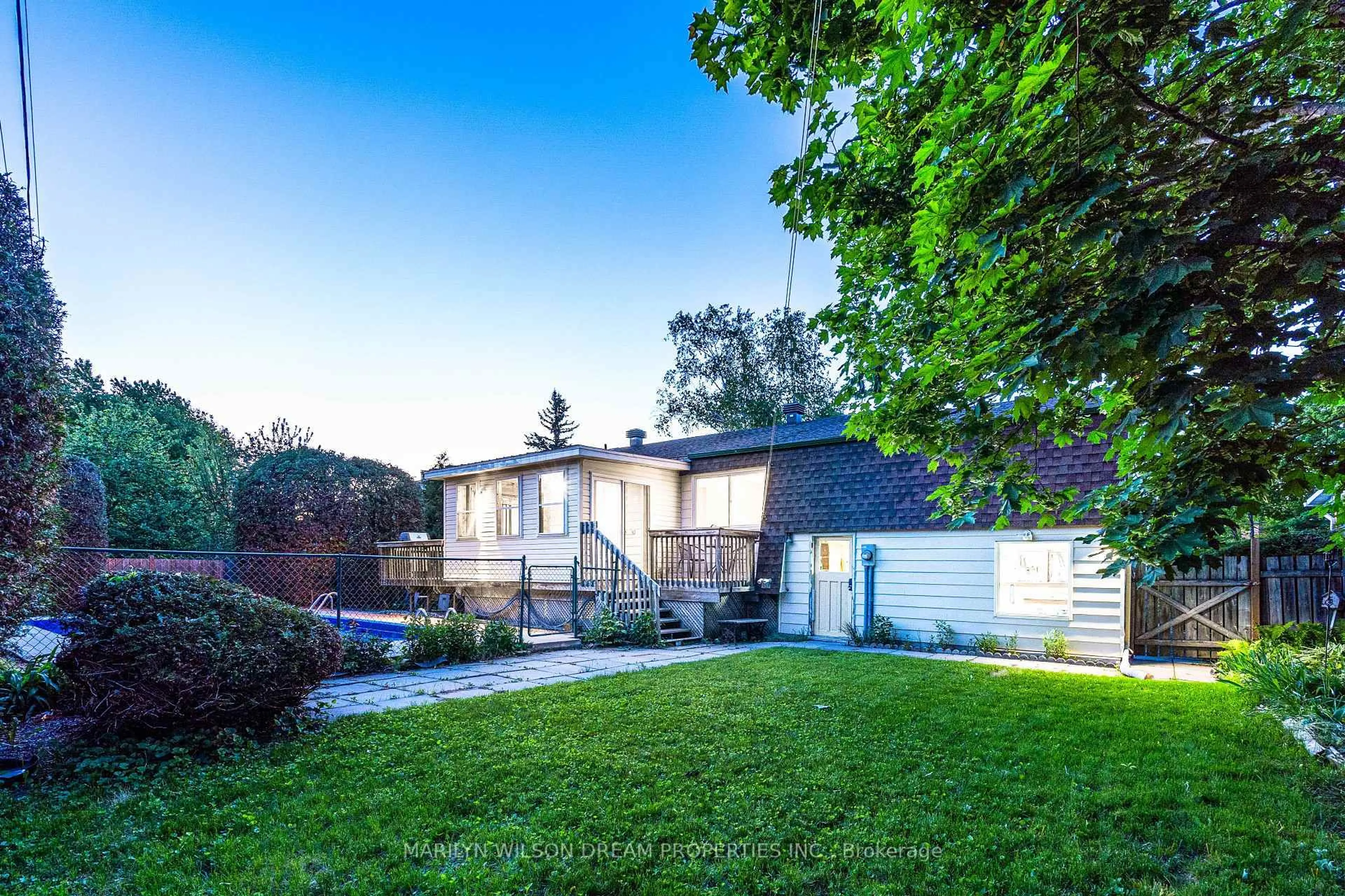 A pic from outside/outdoor area/front of a property/back of a property/a pic from drone, street for 20 Coolbrook Cres, Munster Ontario K0A 3P0