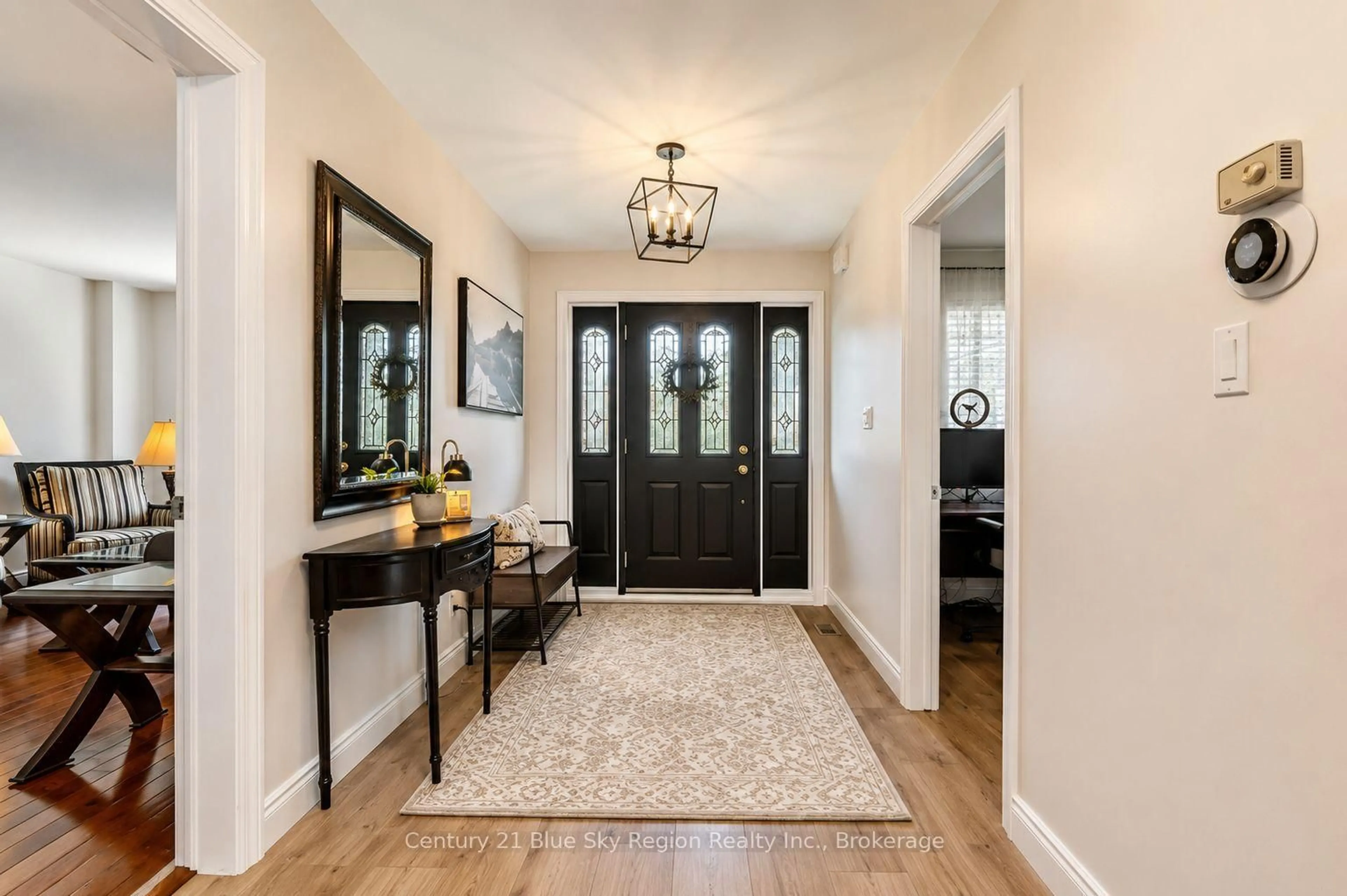 Indoor entryway for 354 Elmwood Ave, North Bay Ontario P1B 9N4