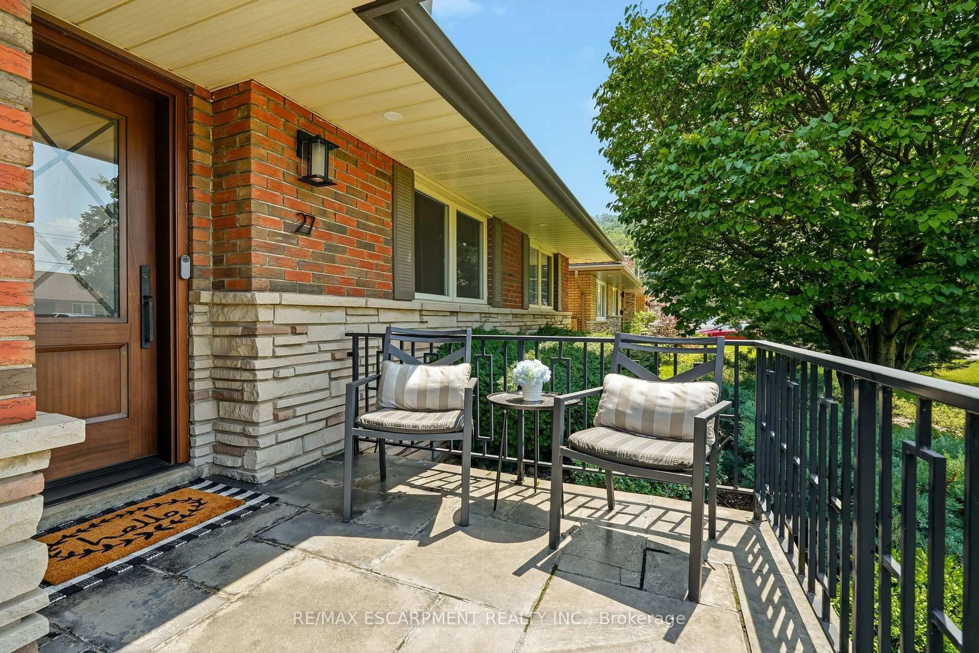 Patio, street for 27 Brentwood Dr, Hamilton Ontario L8G 2W9