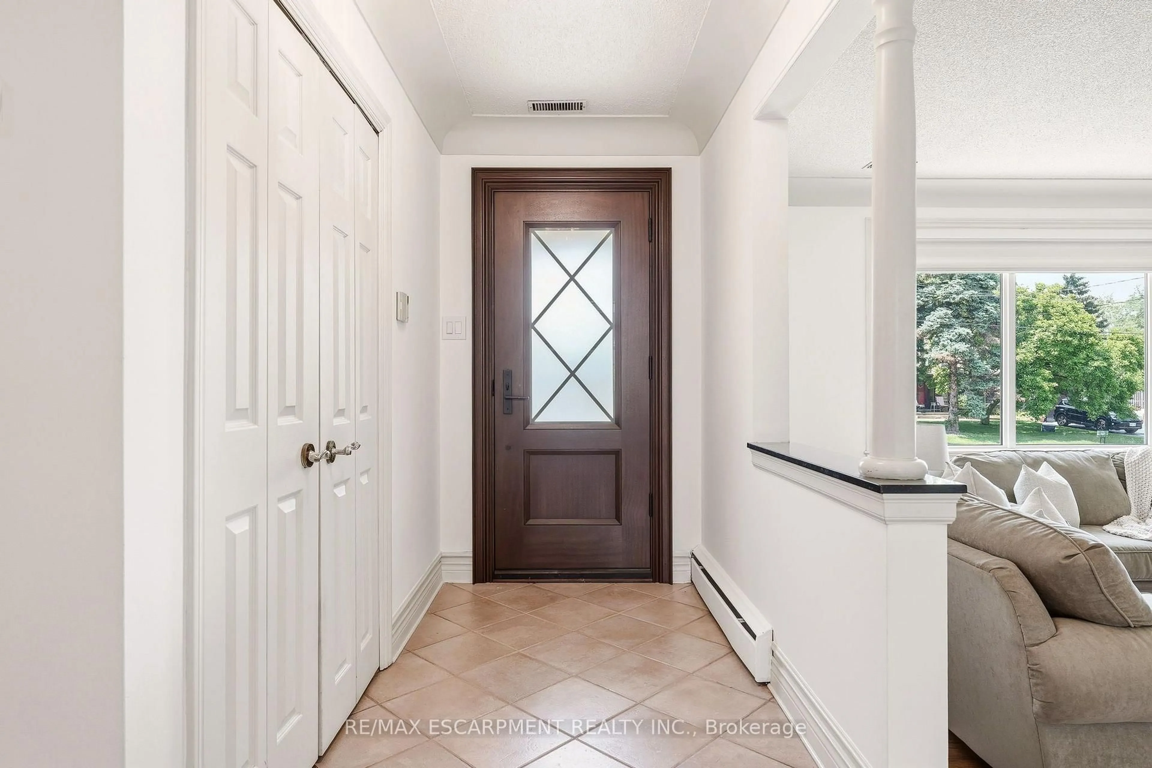 Indoor entryway for 27 Brentwood Dr, Hamilton Ontario L8G 2W9