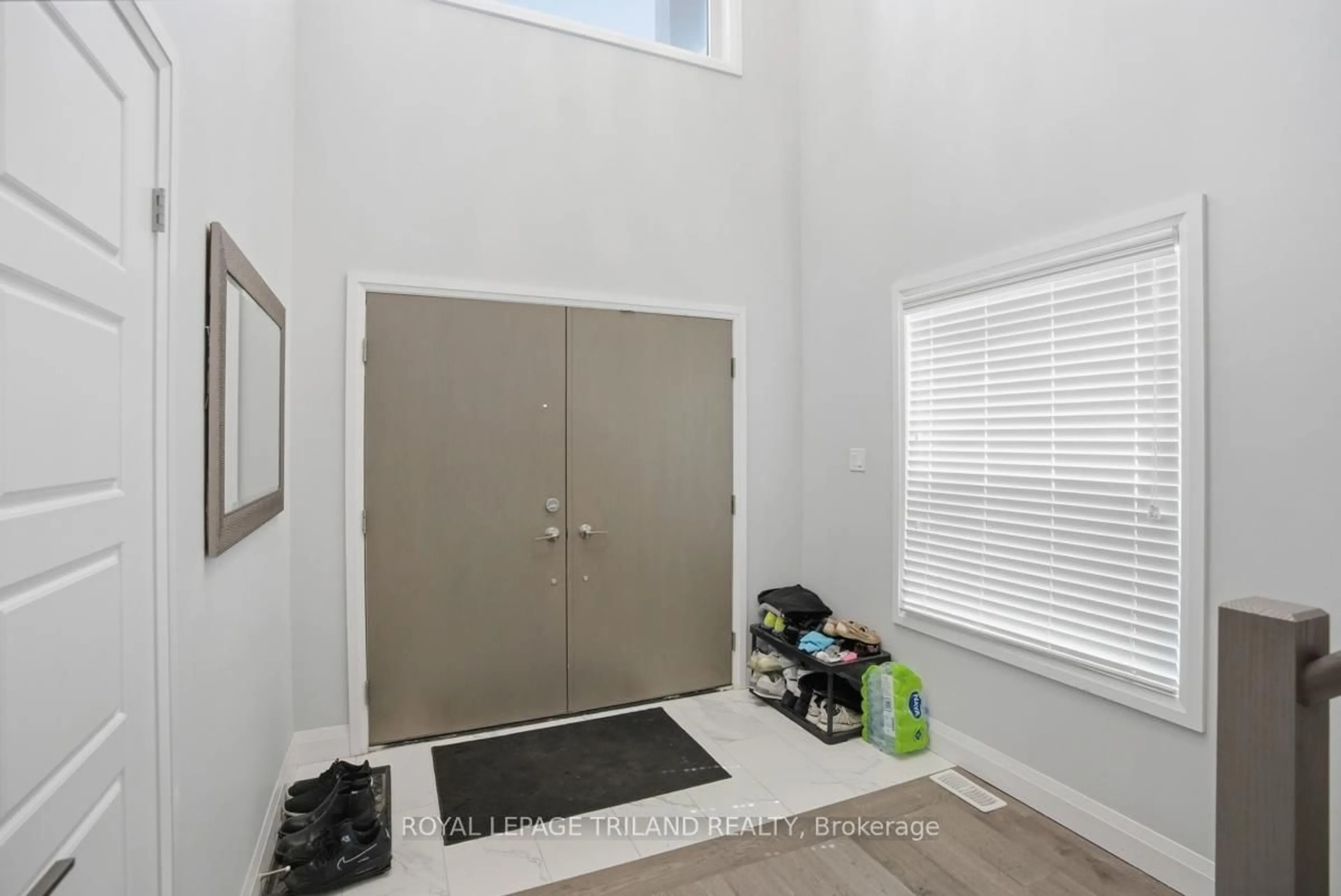 Indoor entryway for 3601 Lynds St, London South Ontario N6L 0G6