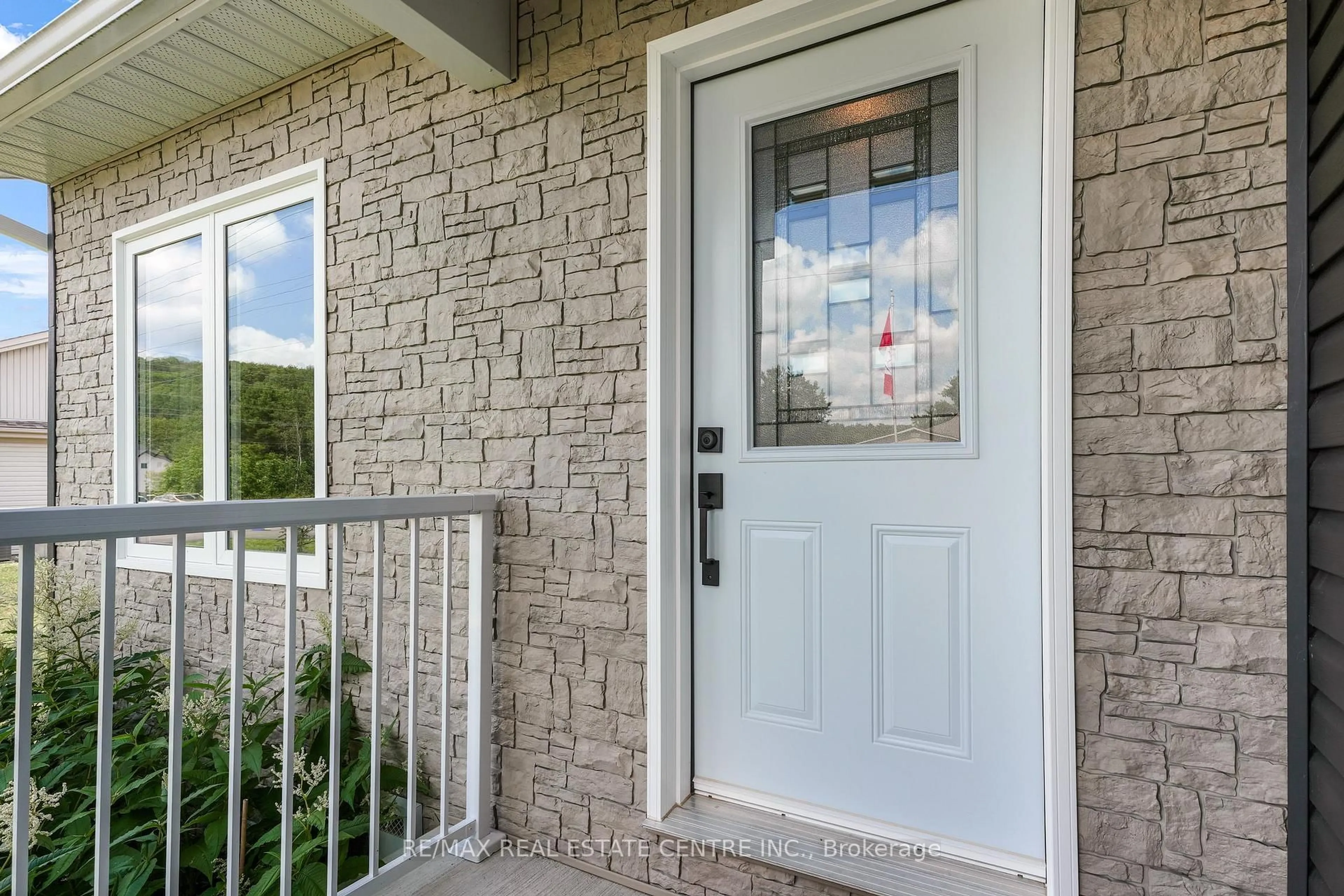 Indoor entryway for 16 Williams Dr, Bancroft Ontario K0L 1C0
