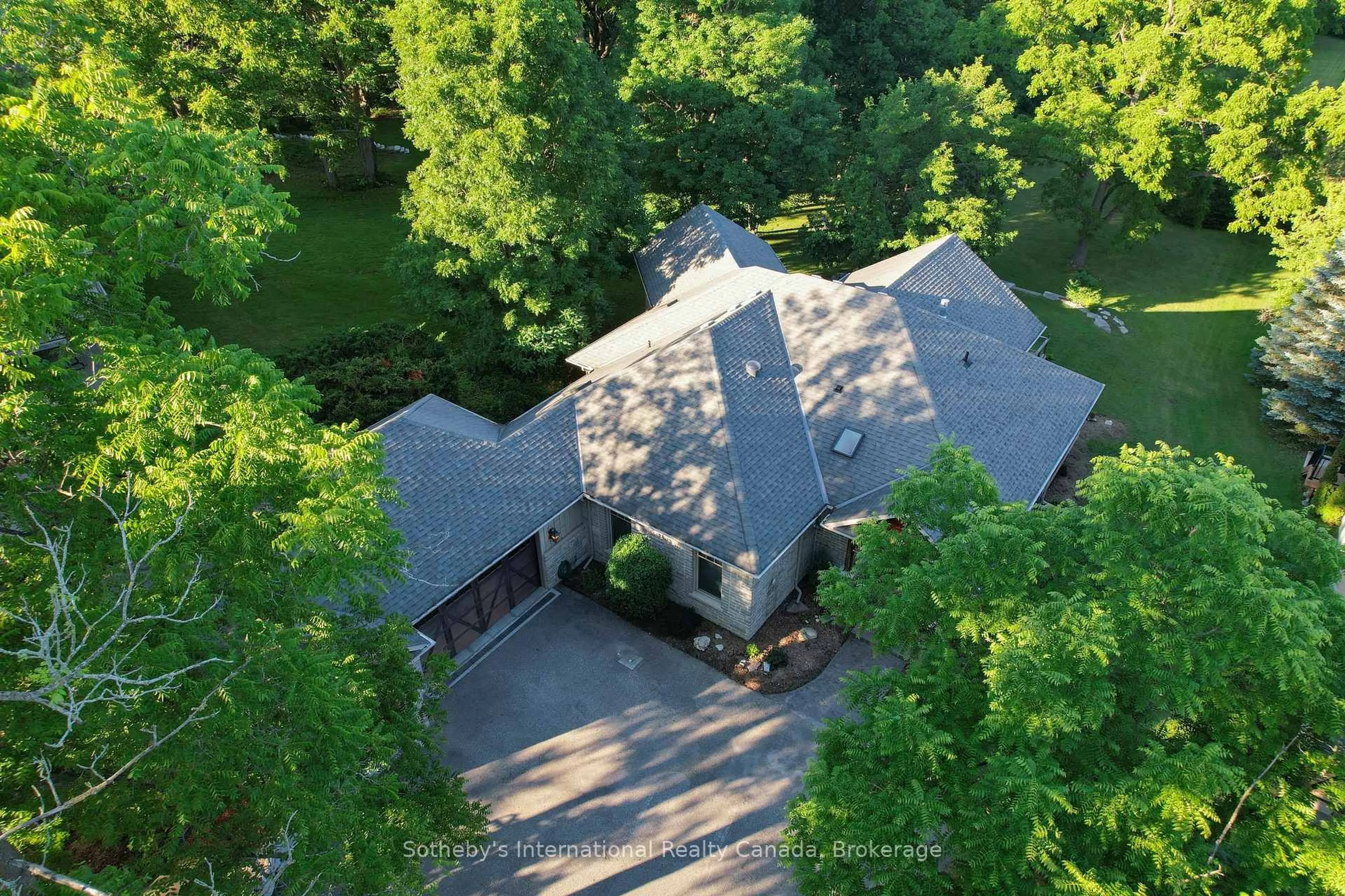 A pic from outside/outdoor area/front of a property/back of a property/a pic from drone, unknown for 265 West River Rd, Cambridge Ontario N1R 5S5
