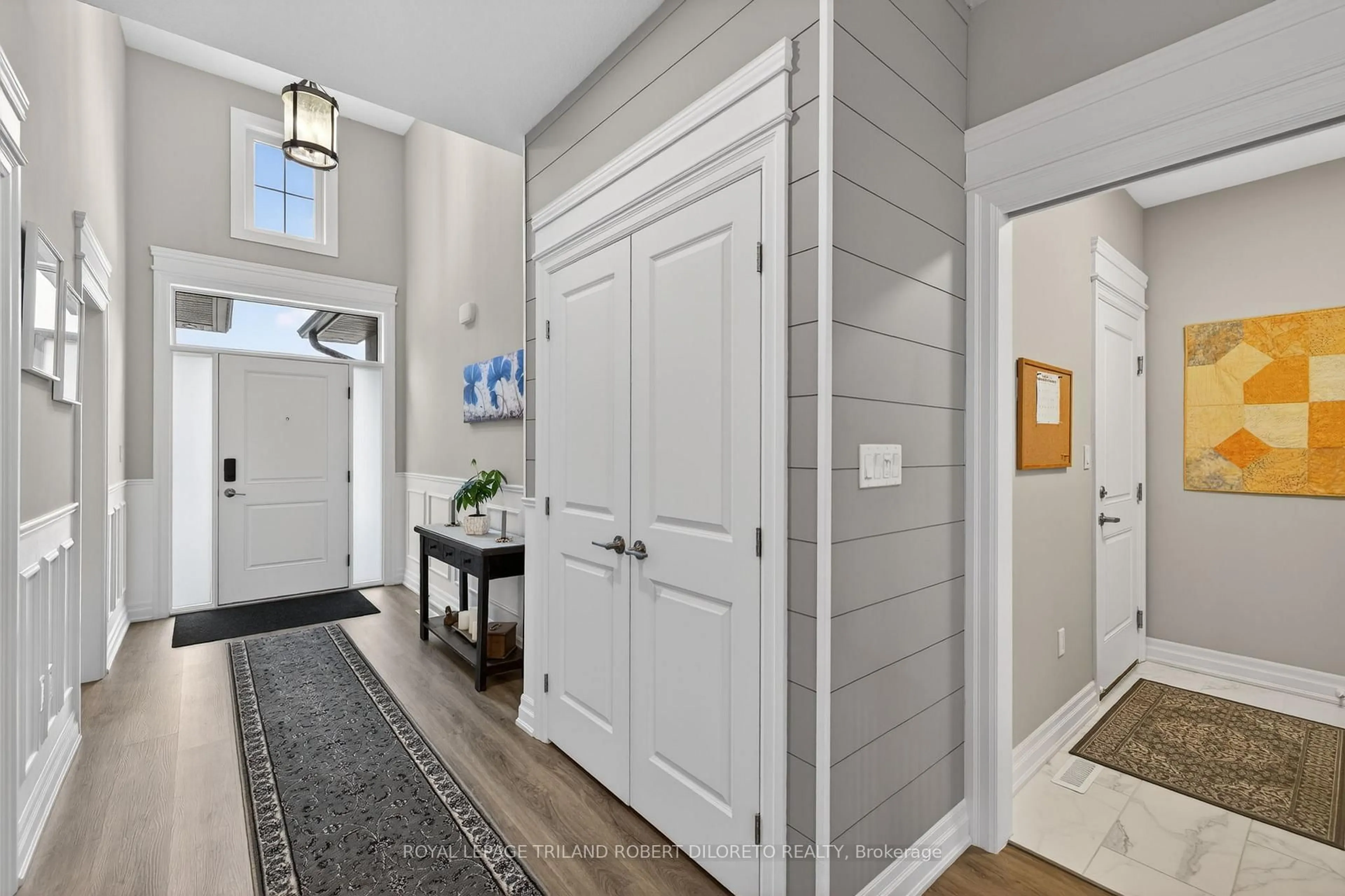 Indoor entryway for 9861 GLENDON Dr #122, Middlesex Centre Ontario N0L 1R0