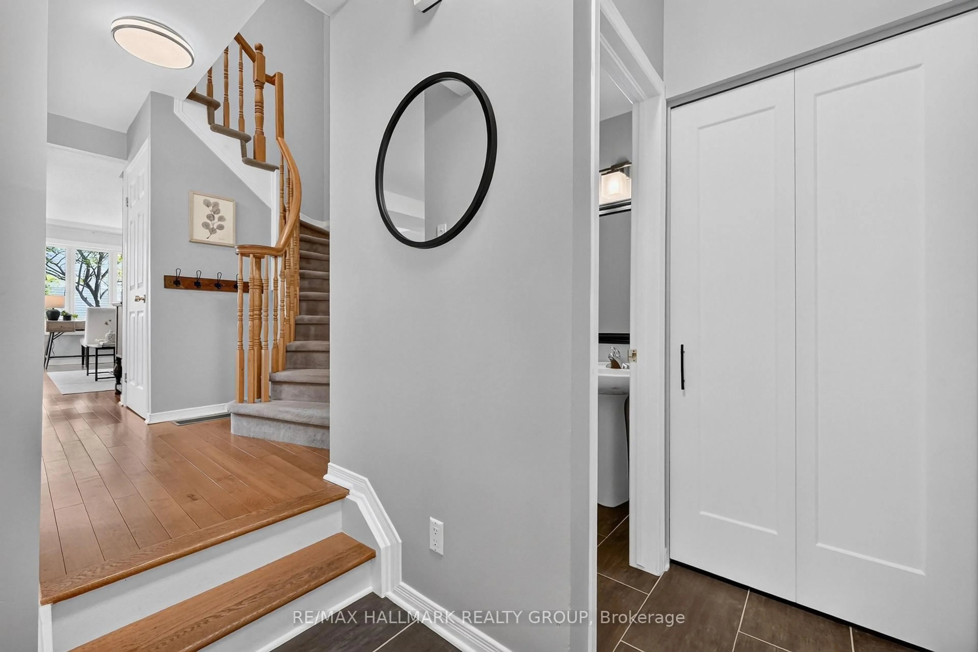 Indoor entryway for 433 Lawler Cres, Ottawa Ontario K4A 3Y3