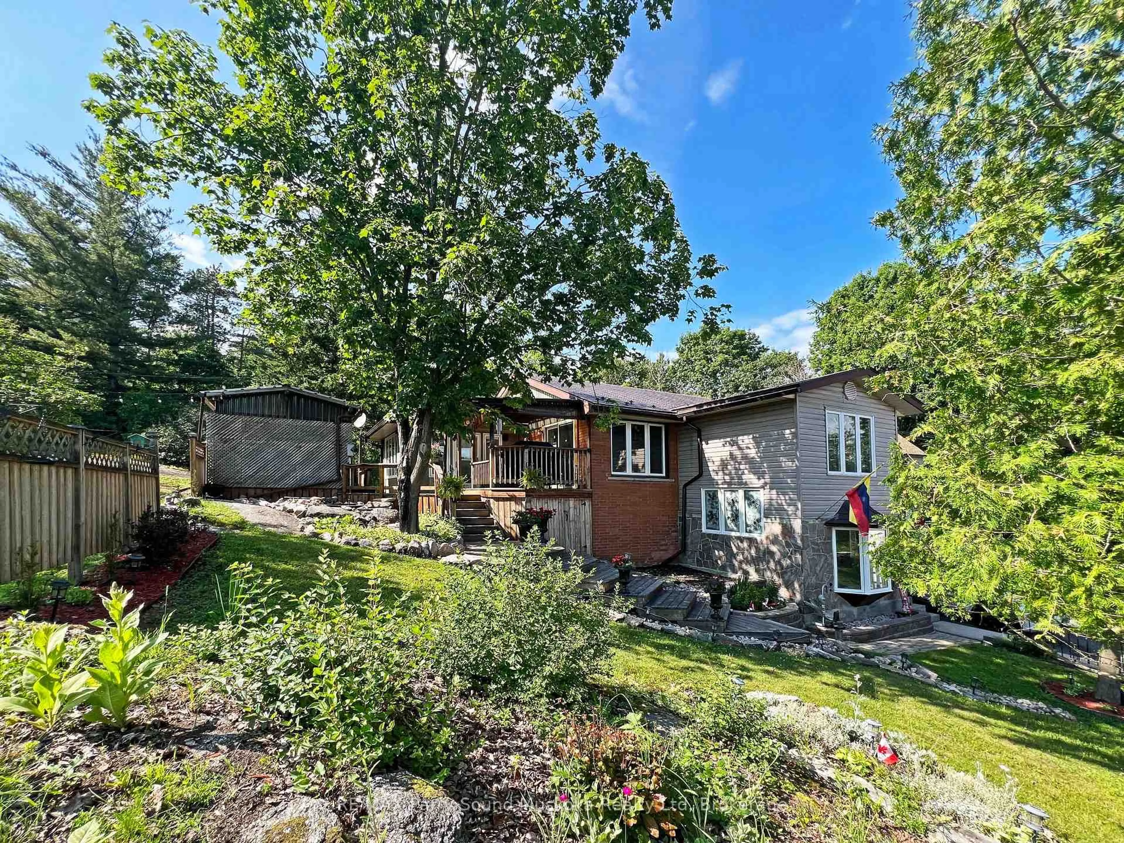 A pic from outside/outdoor area/front of a property/back of a property/a pic from drone, unknown for 44 William St, Parry Sound Ontario P2A 1V1