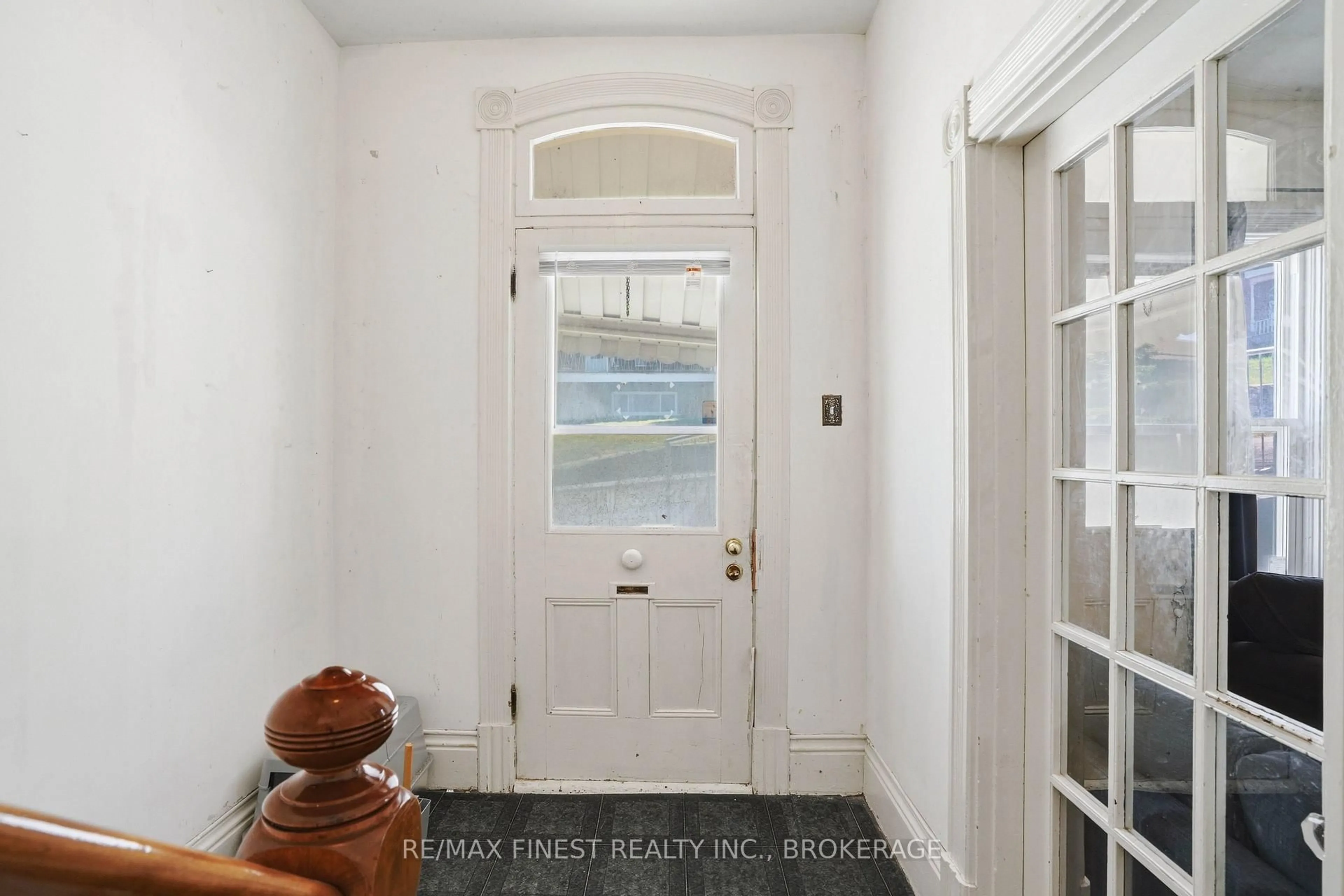Indoor entryway for 46 Catharine St, Belleville Ontario K8P 1L5