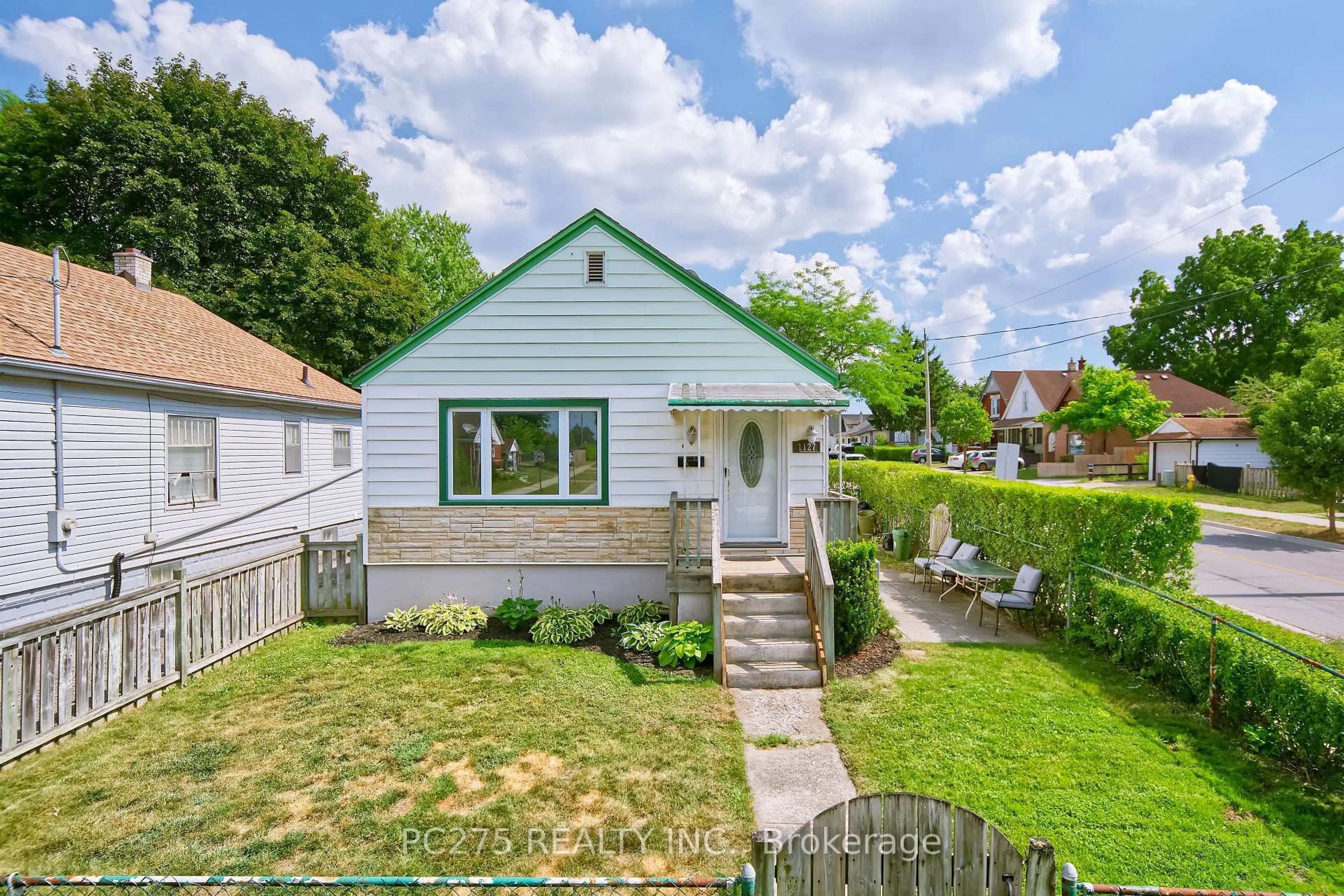 A pic from outside/outdoor area/front of a property/back of a property/a pic from drone, street for 1127 Trafalgar St, London East Ontario N5Z 1H1