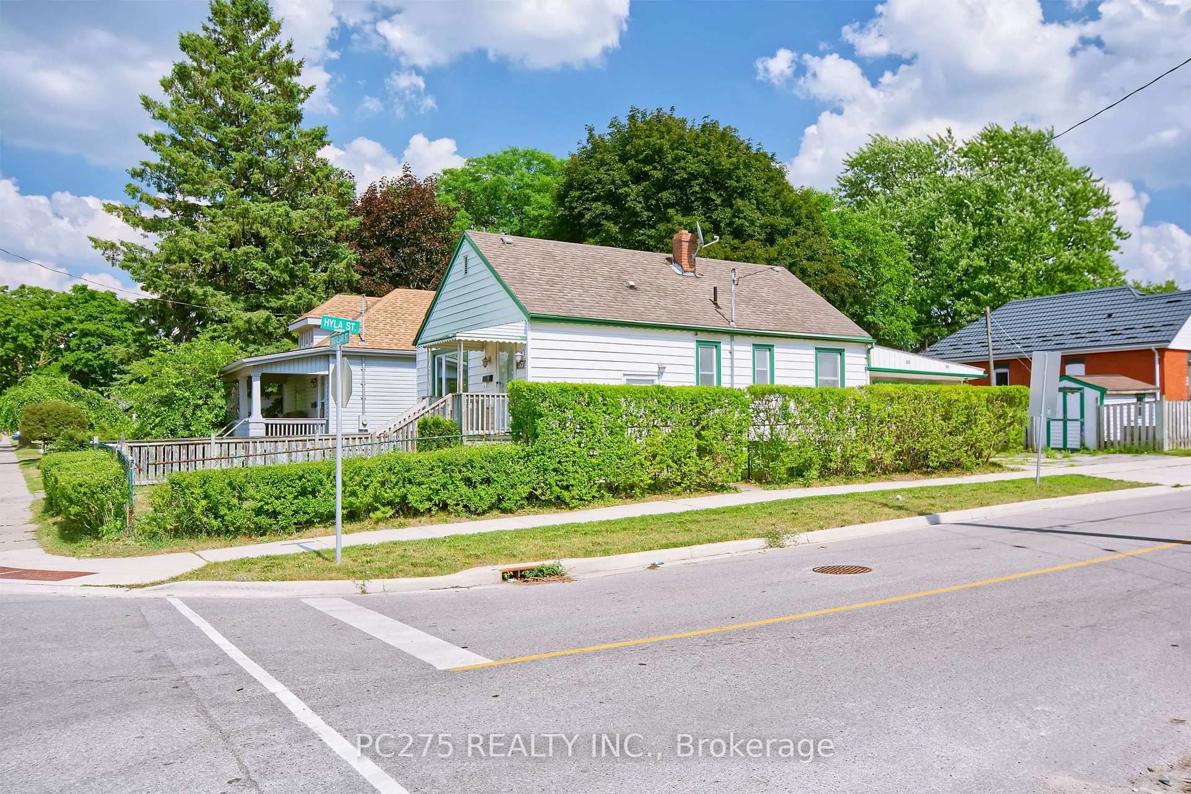 A pic from outside/outdoor area/front of a property/back of a property/a pic from drone, street for 1127 Trafalgar St, London East Ontario N5Z 1H1