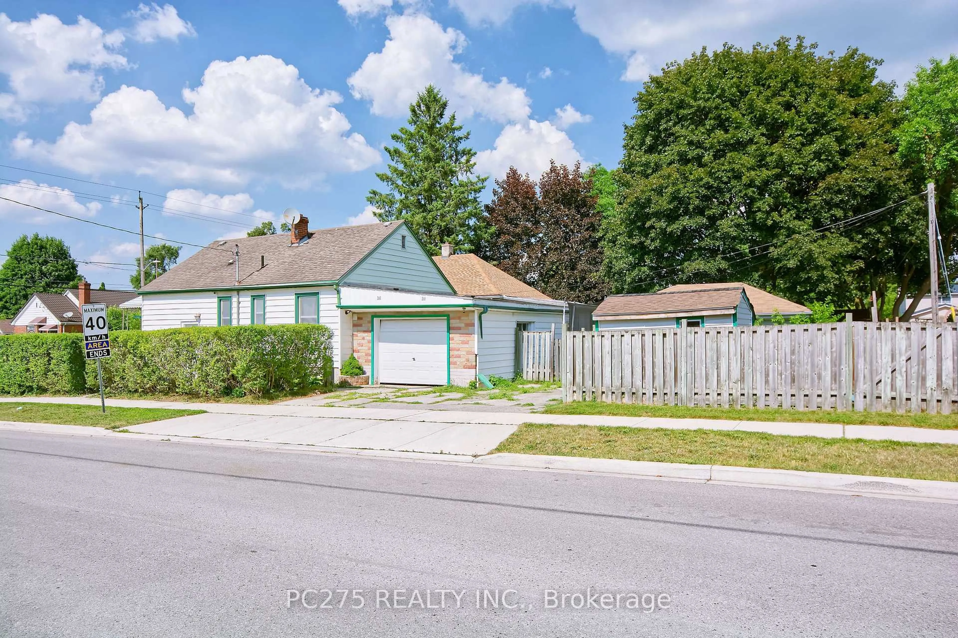 A pic from outside/outdoor area/front of a property/back of a property/a pic from drone, street for 1127 Trafalgar St, London East Ontario N5Z 1H1