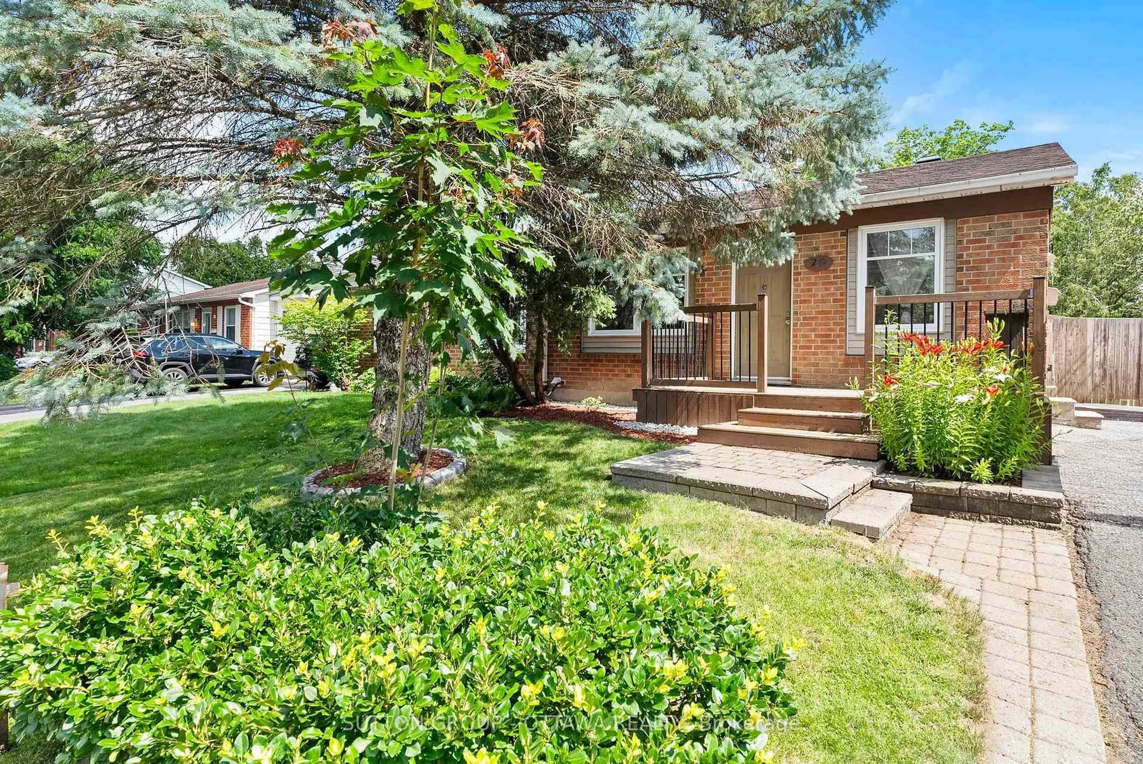 Patio, street for 20 Spearman Lane, Kanata Ontario K2L 1Y5