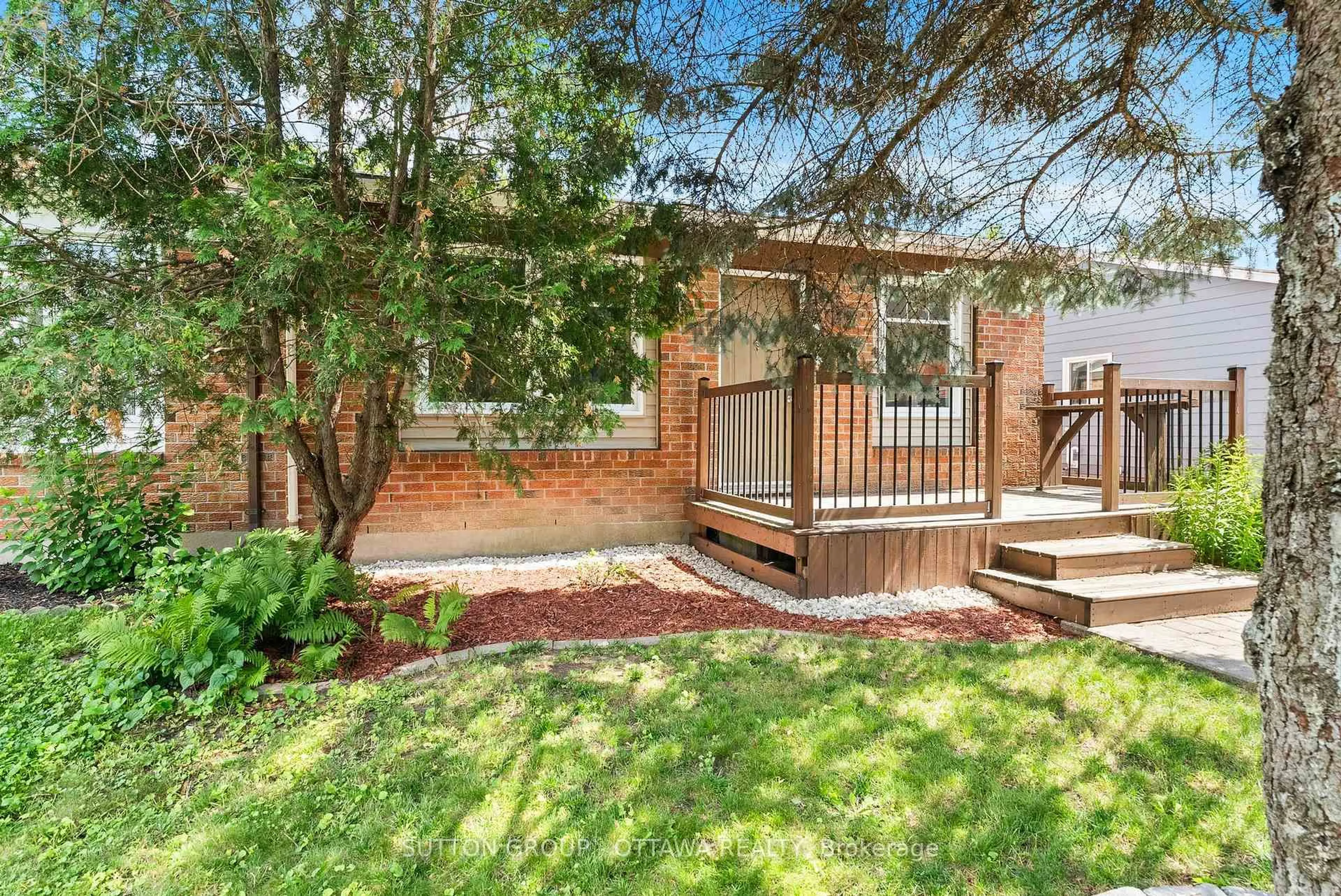 Patio, street for 20 Spearman Lane, Kanata Ontario K2L 1Y5