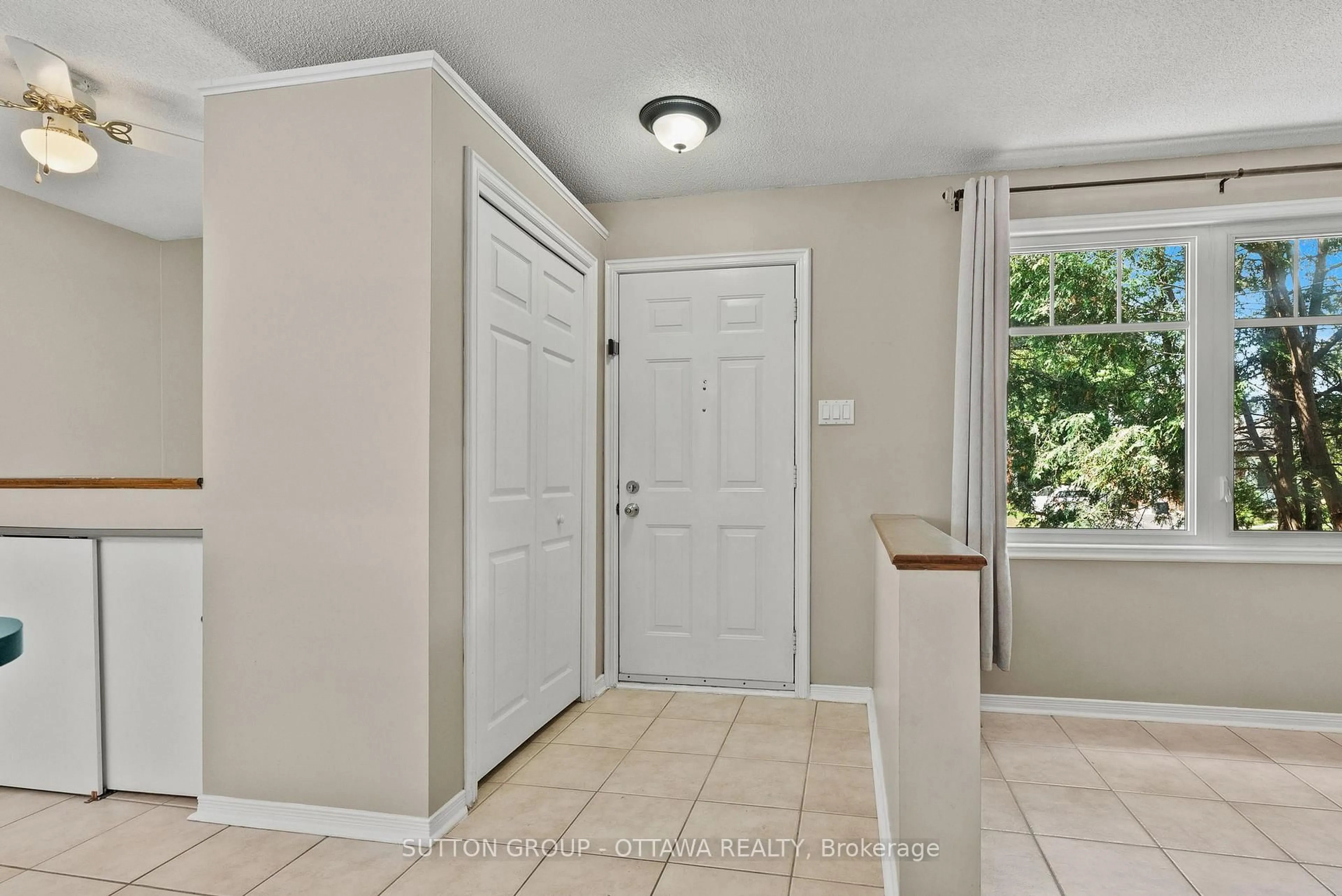 Indoor entryway for 20 Spearman Lane, Kanata Ontario K2L 1Y5