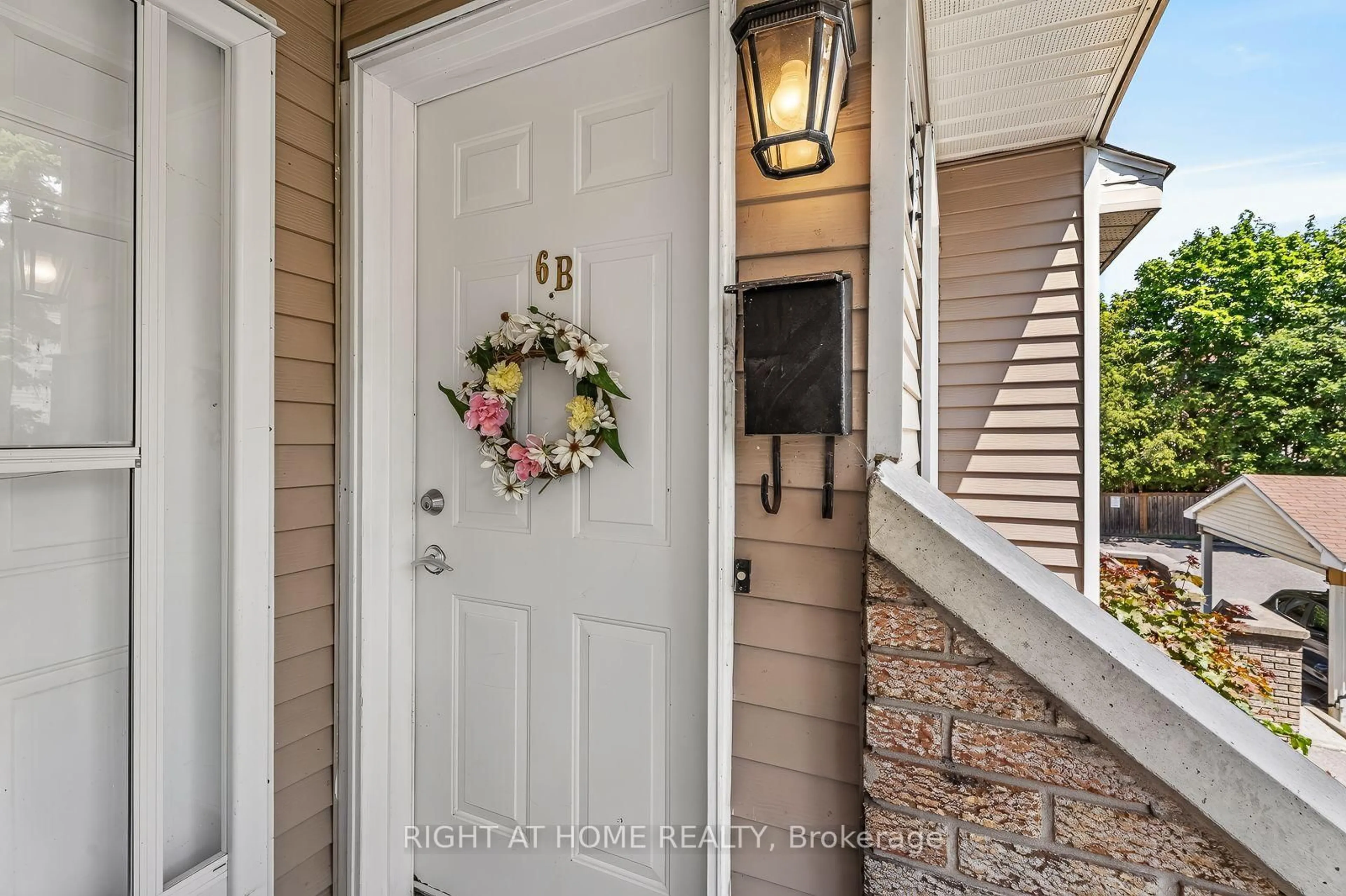 Indoor entryway for 6B Shehyn Lane #15, Nepean Ontario K2G 4Y2