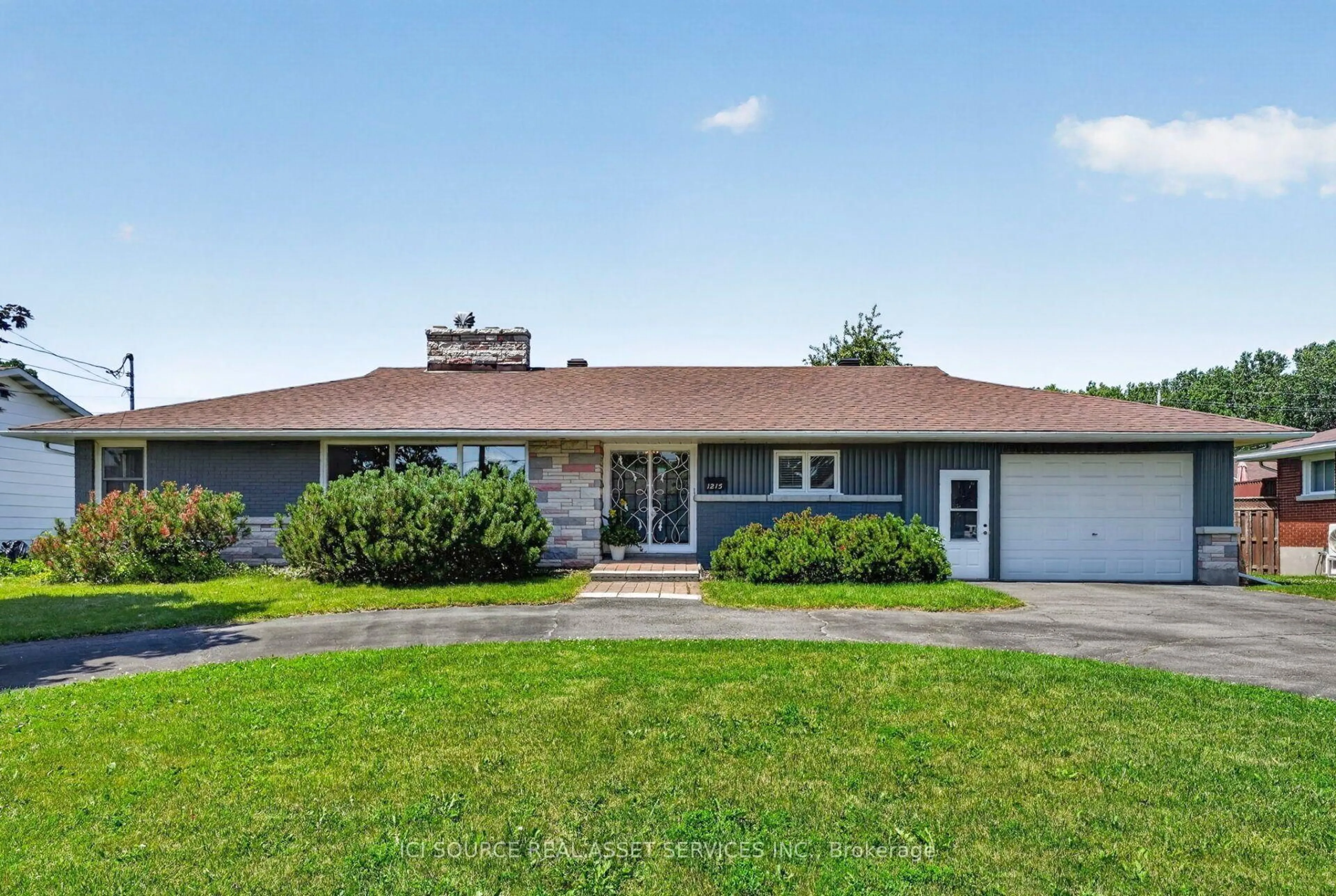 Home with vinyl exterior material, unknown for 1215 Princess St, Cornwall Ontario K6J 1S2