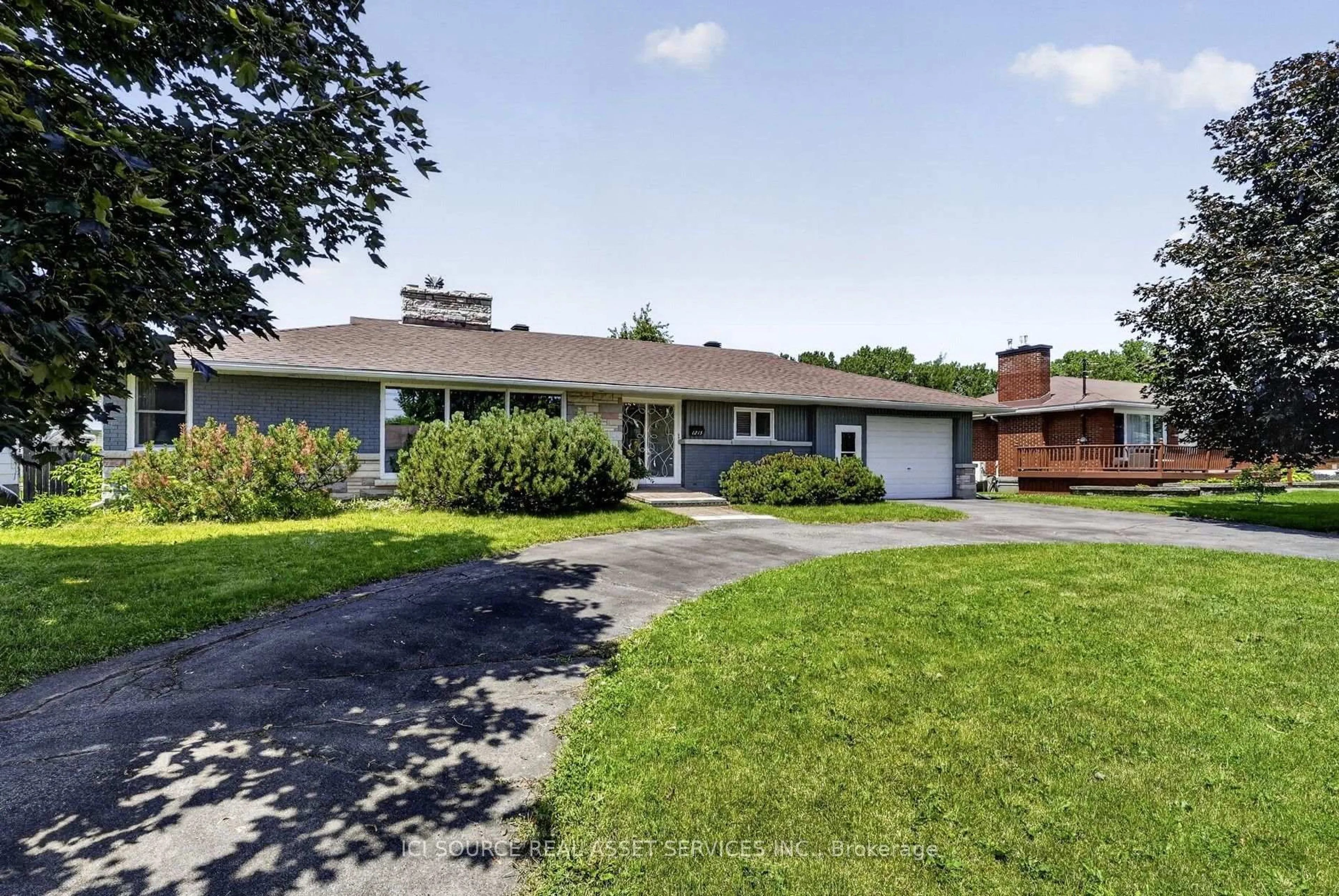 A pic from outside/outdoor area/front of a property/back of a property/a pic from drone, street for 1215 Princess St, Cornwall Ontario K6J 1S2
