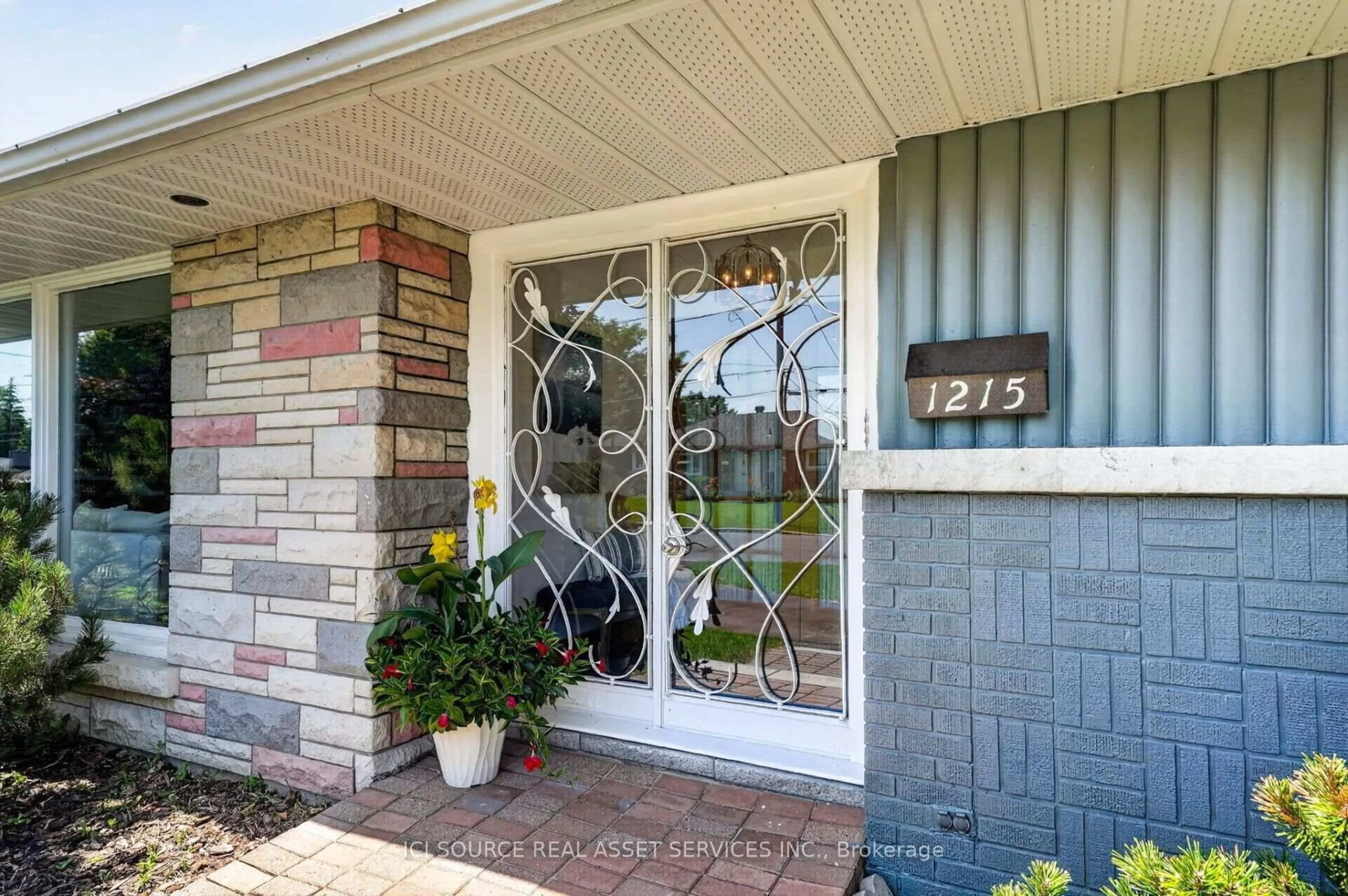 Indoor entryway for 1215 Princess St, Cornwall Ontario K6J 1S2