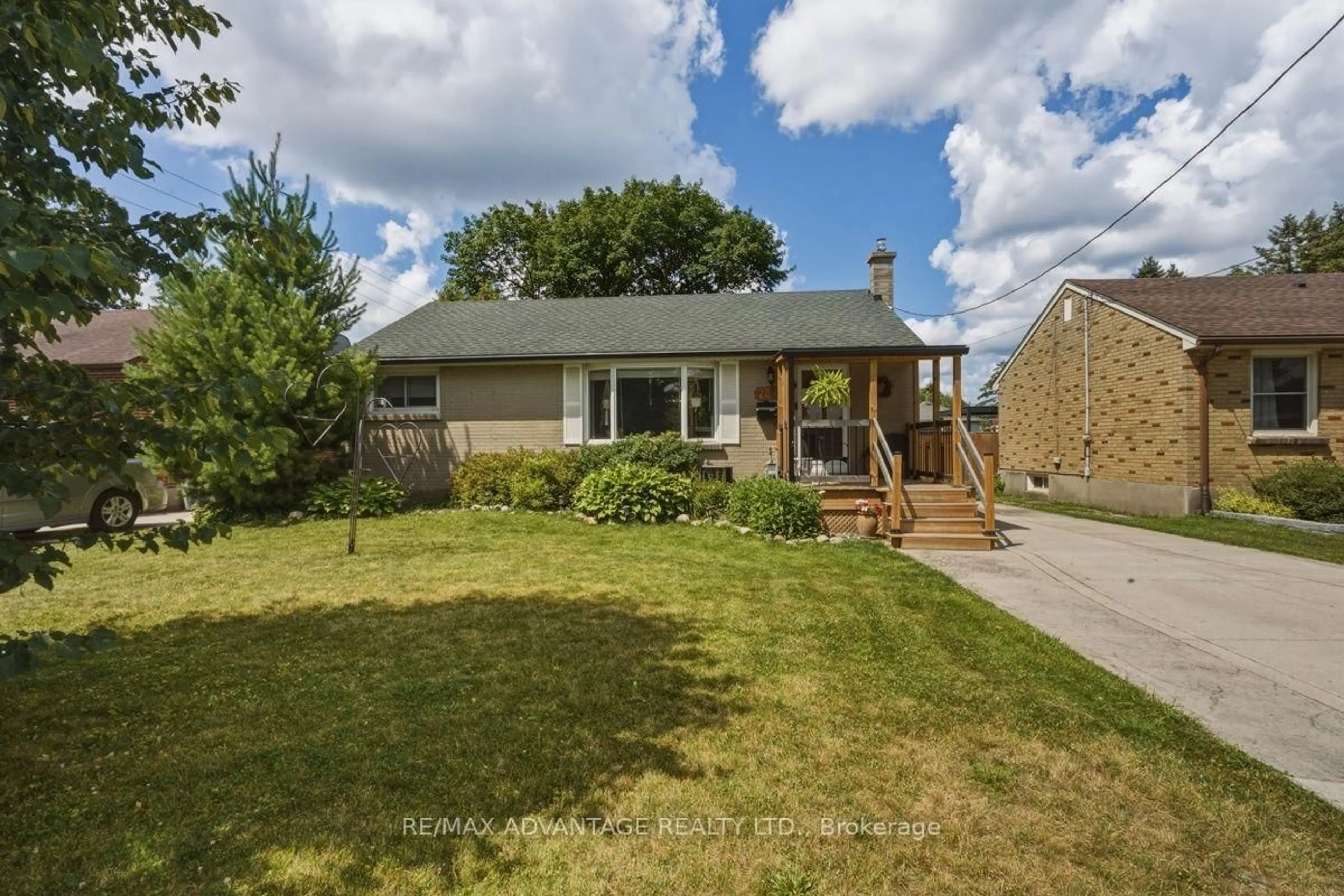 A pic from outside/outdoor area/front of a property/back of a property/a pic from drone, street for 289 Winnipeg Blvd, London East Ontario N5W 4V1