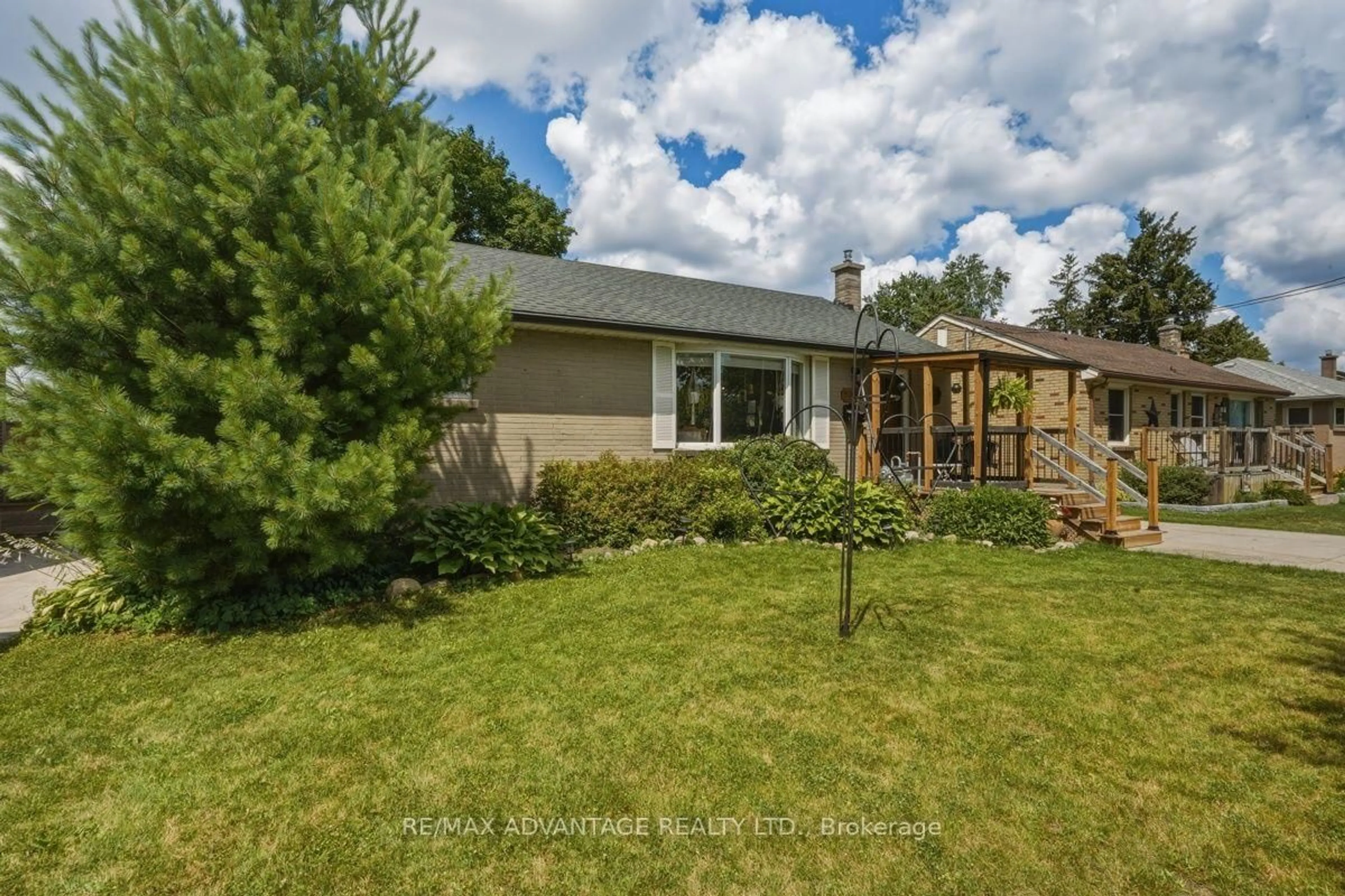 A pic from outside/outdoor area/front of a property/back of a property/a pic from drone, unknown for 289 Winnipeg Blvd, London East Ontario N5W 4V1