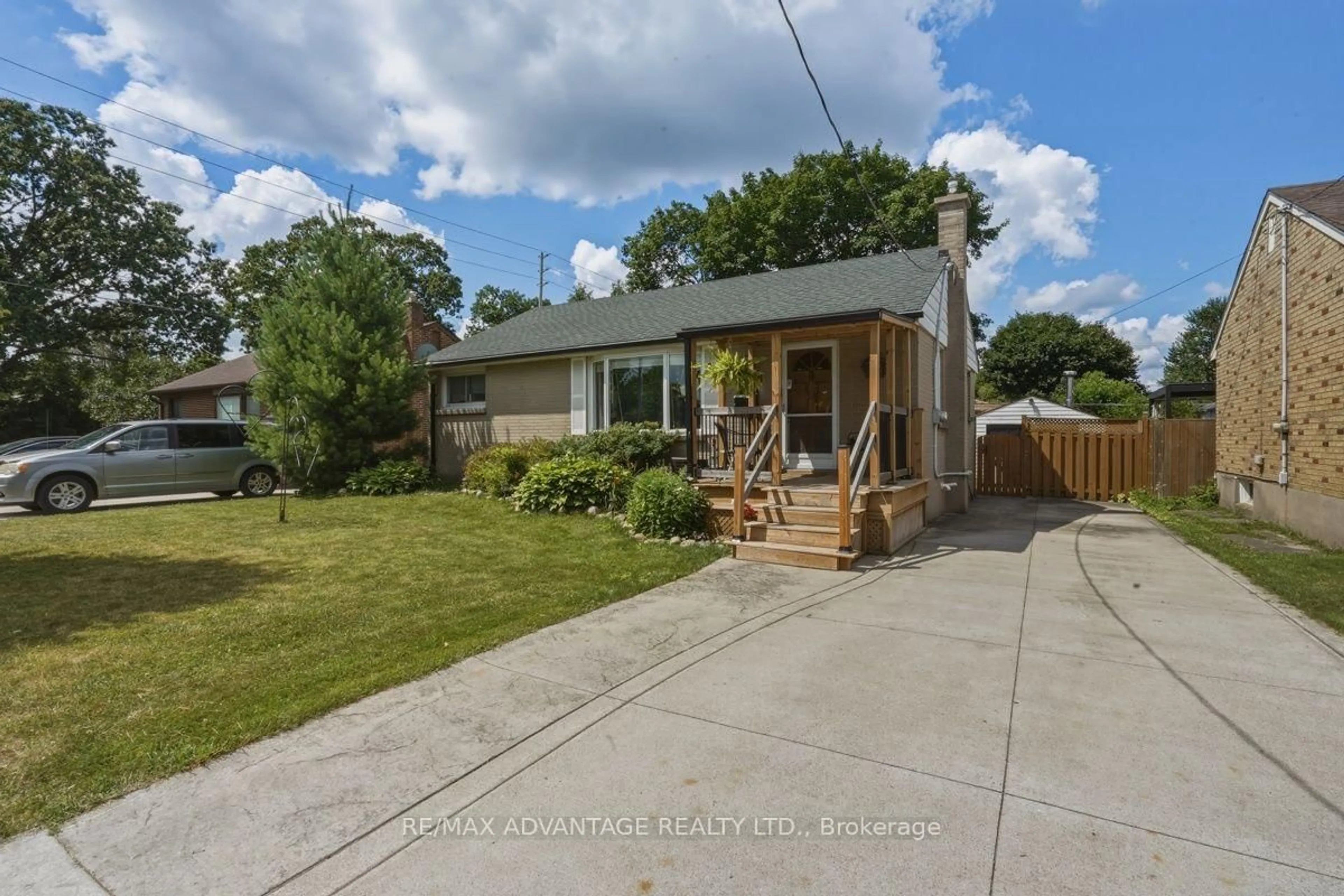 A pic from outside/outdoor area/front of a property/back of a property/a pic from drone, street for 289 Winnipeg Blvd, London East Ontario N5W 4V1