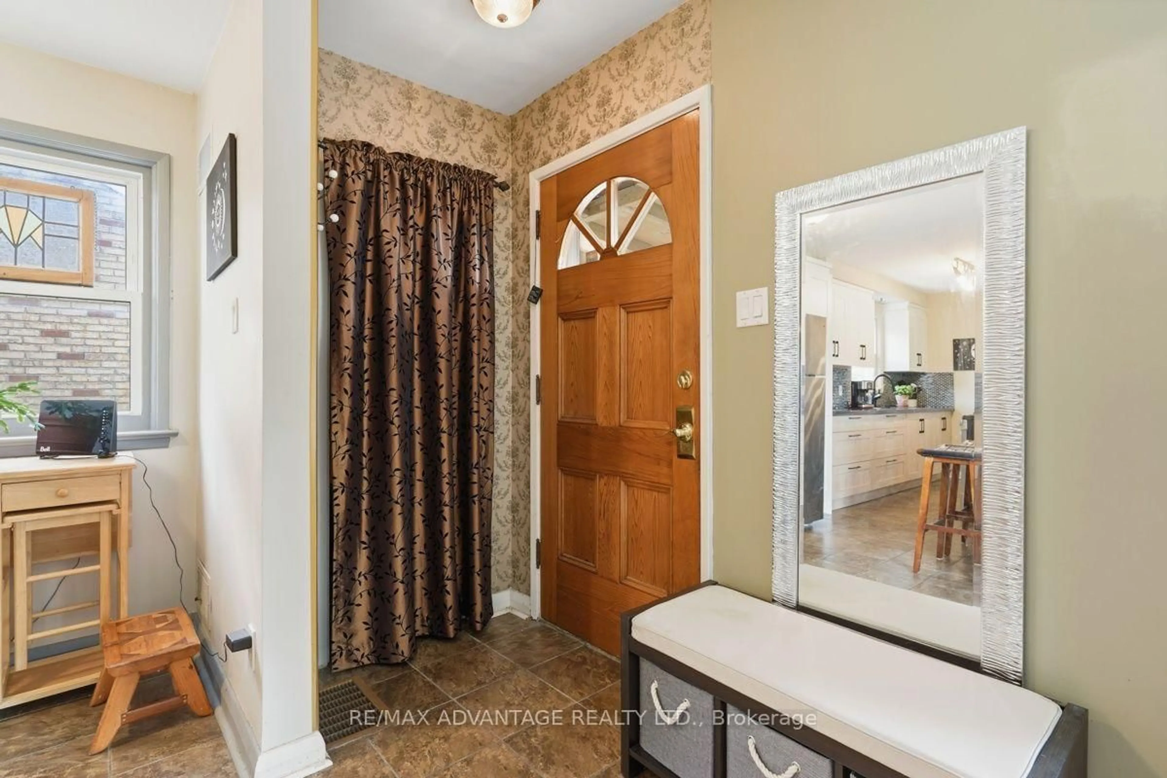Indoor entryway for 289 Winnipeg Blvd, London East Ontario N5W 4V1