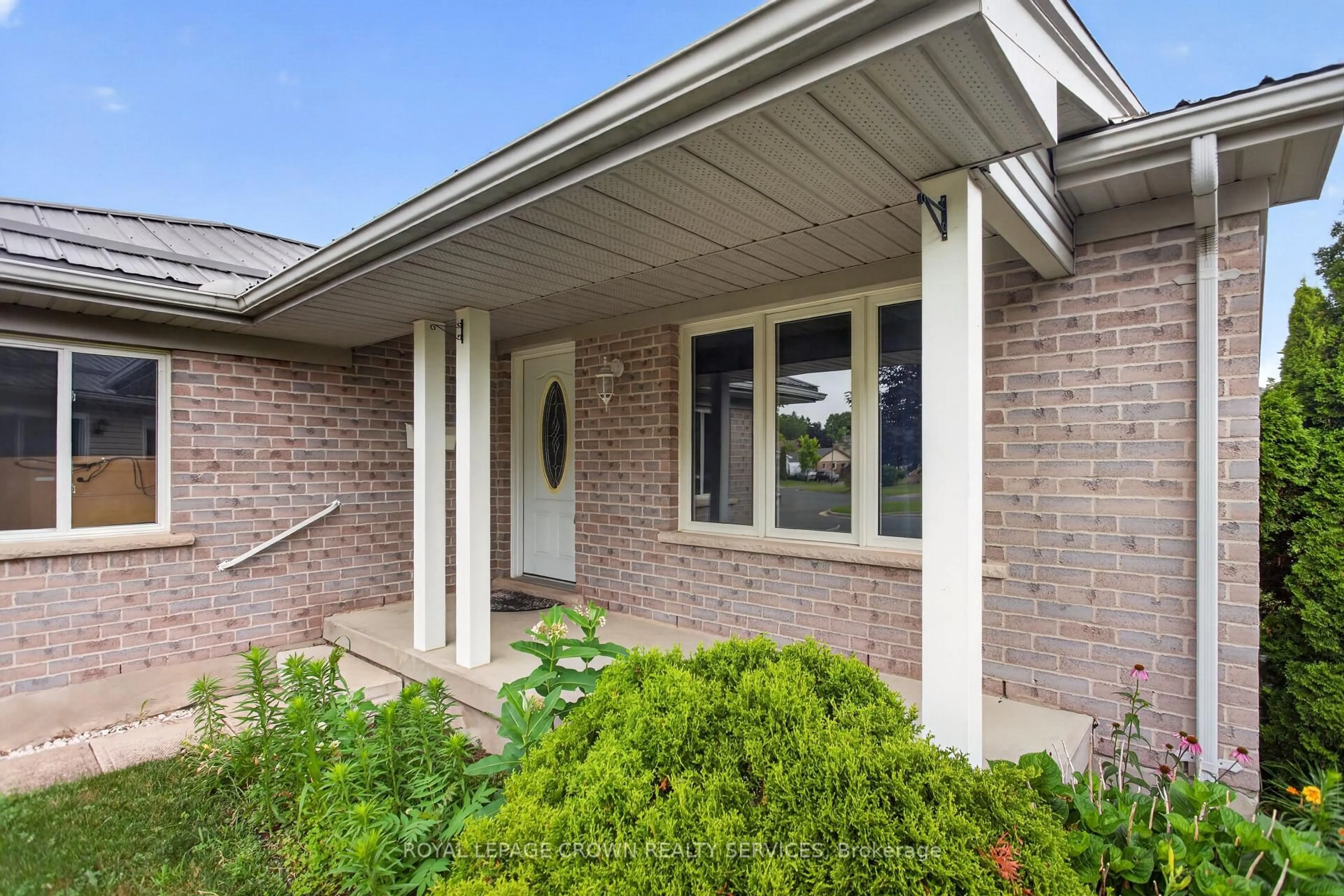 Home with brick exterior material, street for 15 Erin Crt, Aylmer Ontario N5H 3G6