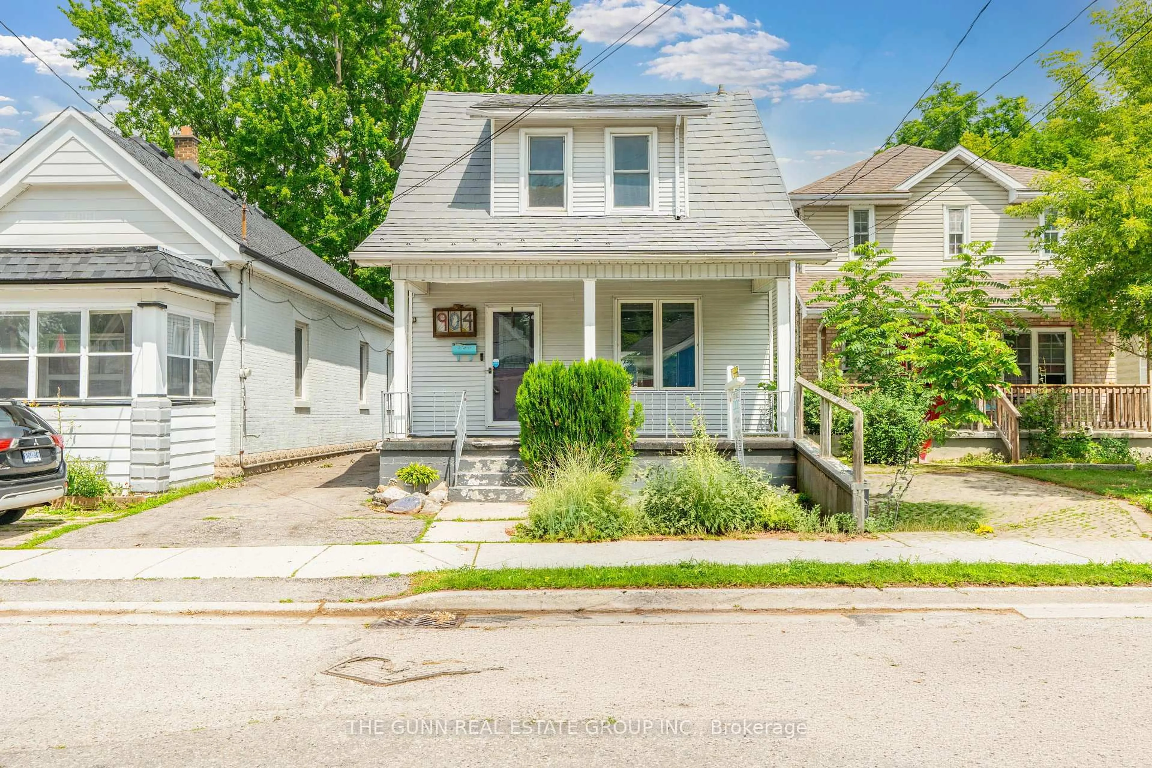 Home with vinyl exterior material, street for 904 Dame St, London East Ontario N5Z 1M4