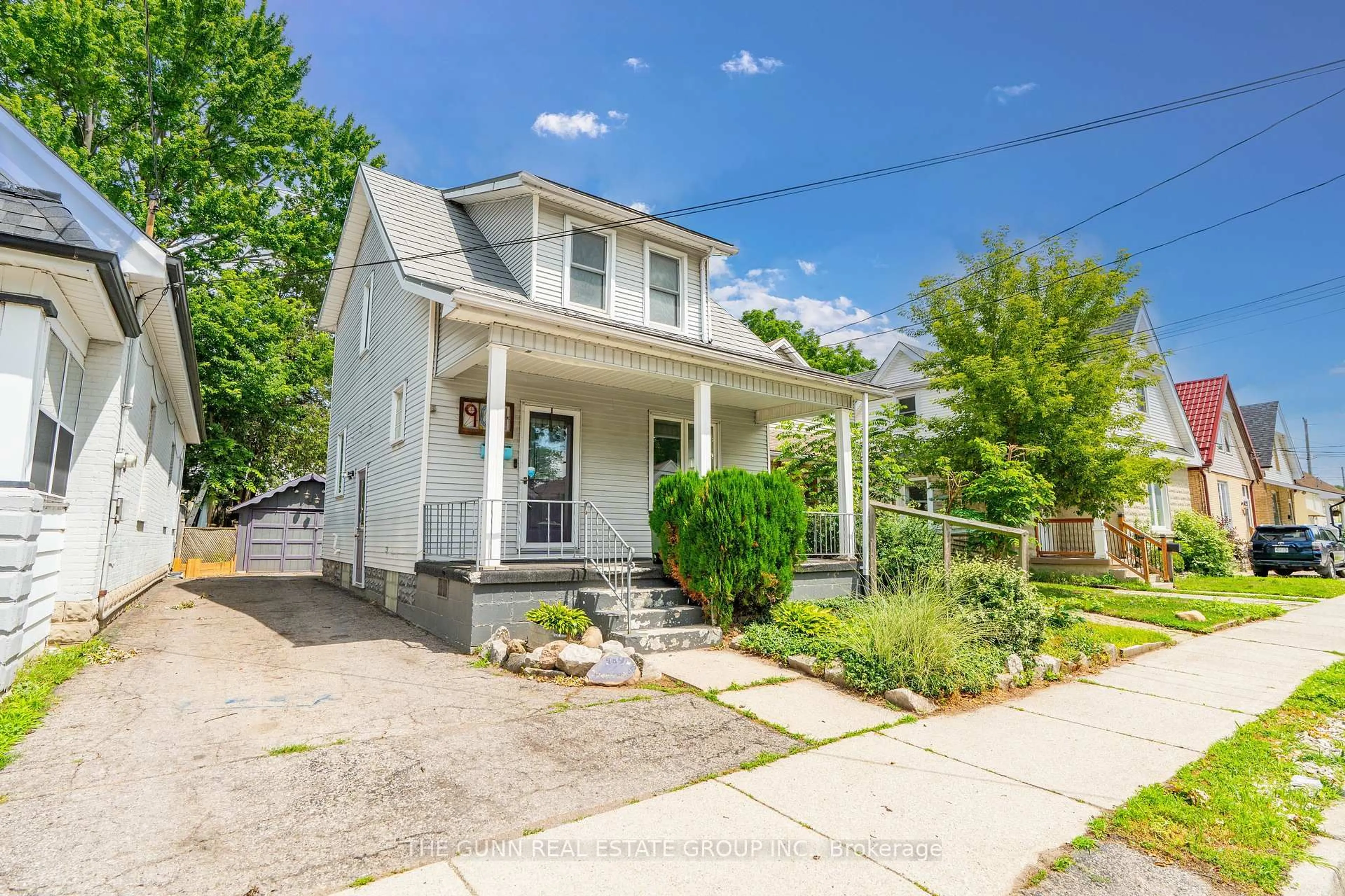 A pic from outside/outdoor area/front of a property/back of a property/a pic from drone, street for 904 Dame St, London East Ontario N5Z 1M4