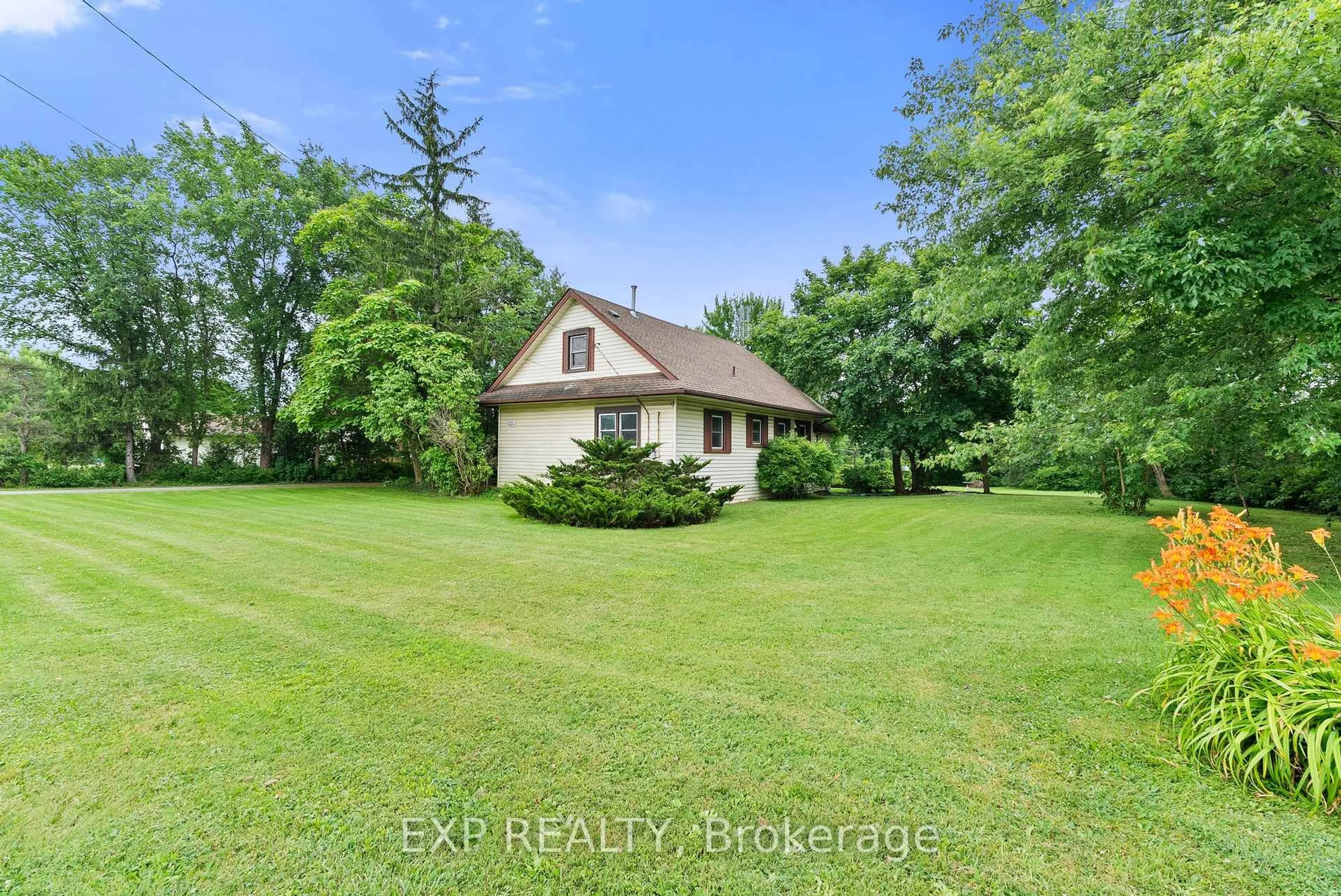 A pic from outside/outdoor area/front of a property/back of a property/a pic from drone, water/lake/river/ocean view for 6192 Lyons Creek Rd, Niagara Falls Ontario L2E 6S6