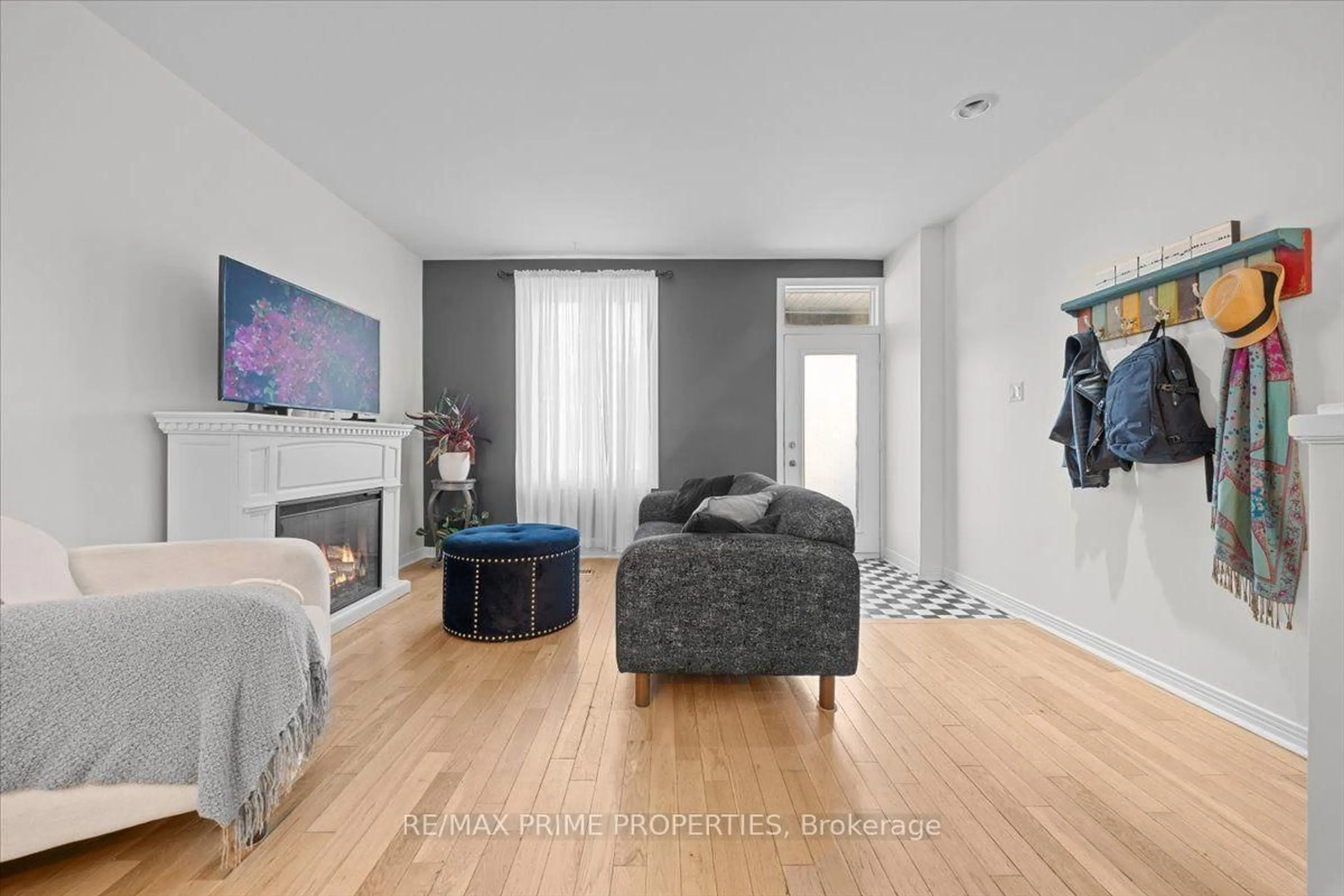Living room with furniture, unknown for 236 Bruyere St, Ottawa Ontario K1N 5E3