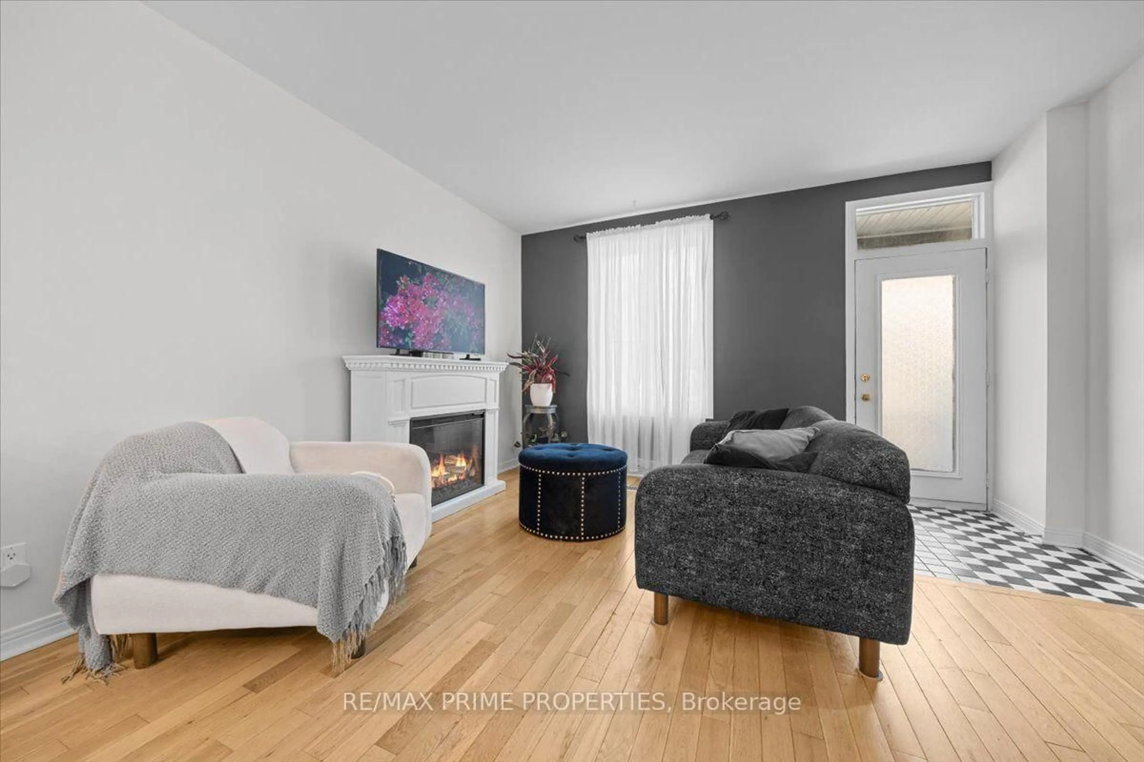 Living room with furniture, wood/laminate floor for 236 Bruyere St, Ottawa Ontario K1N 5E3