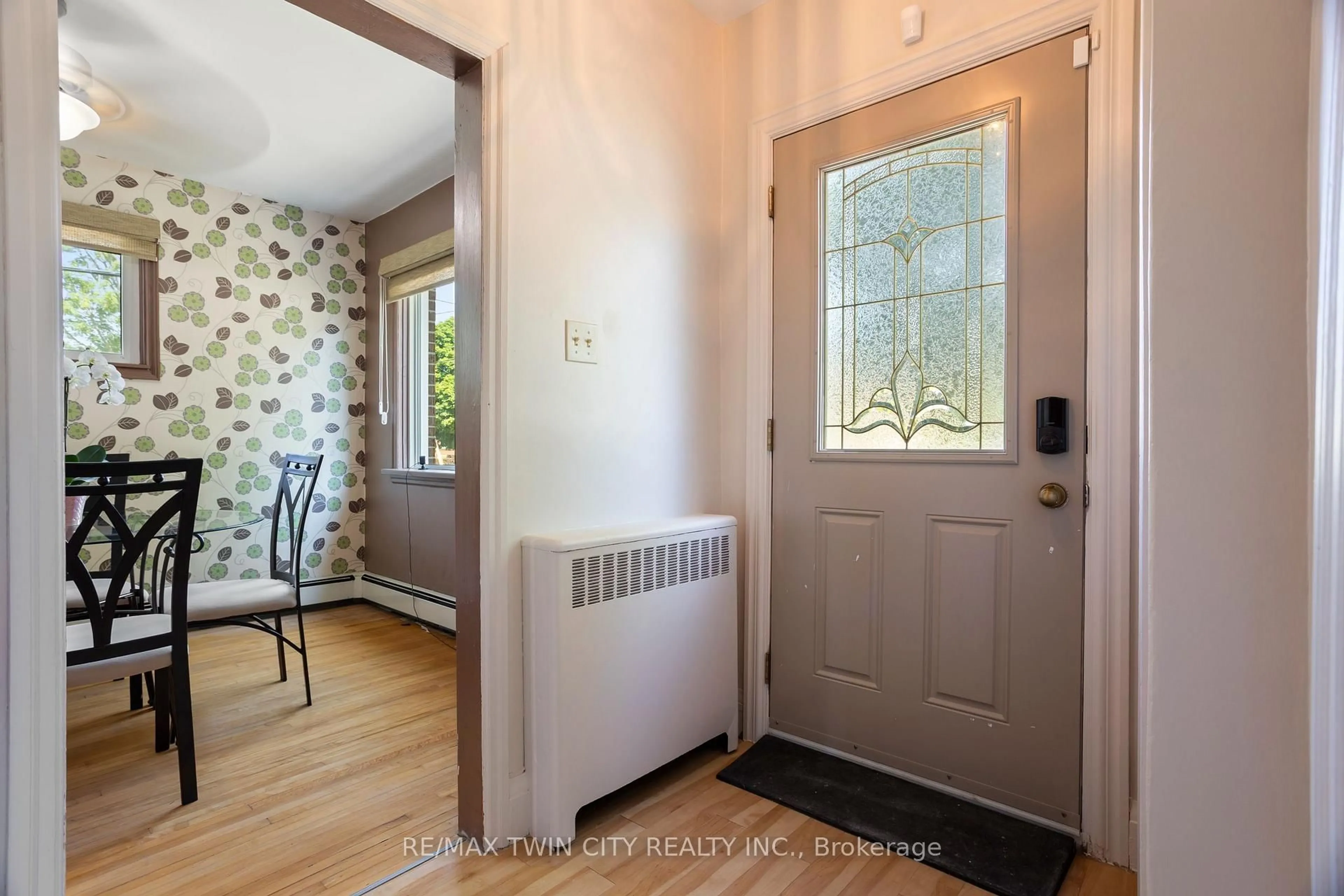 Indoor entryway for 1099 Union St, Kitchener Ontario N2H 6J9