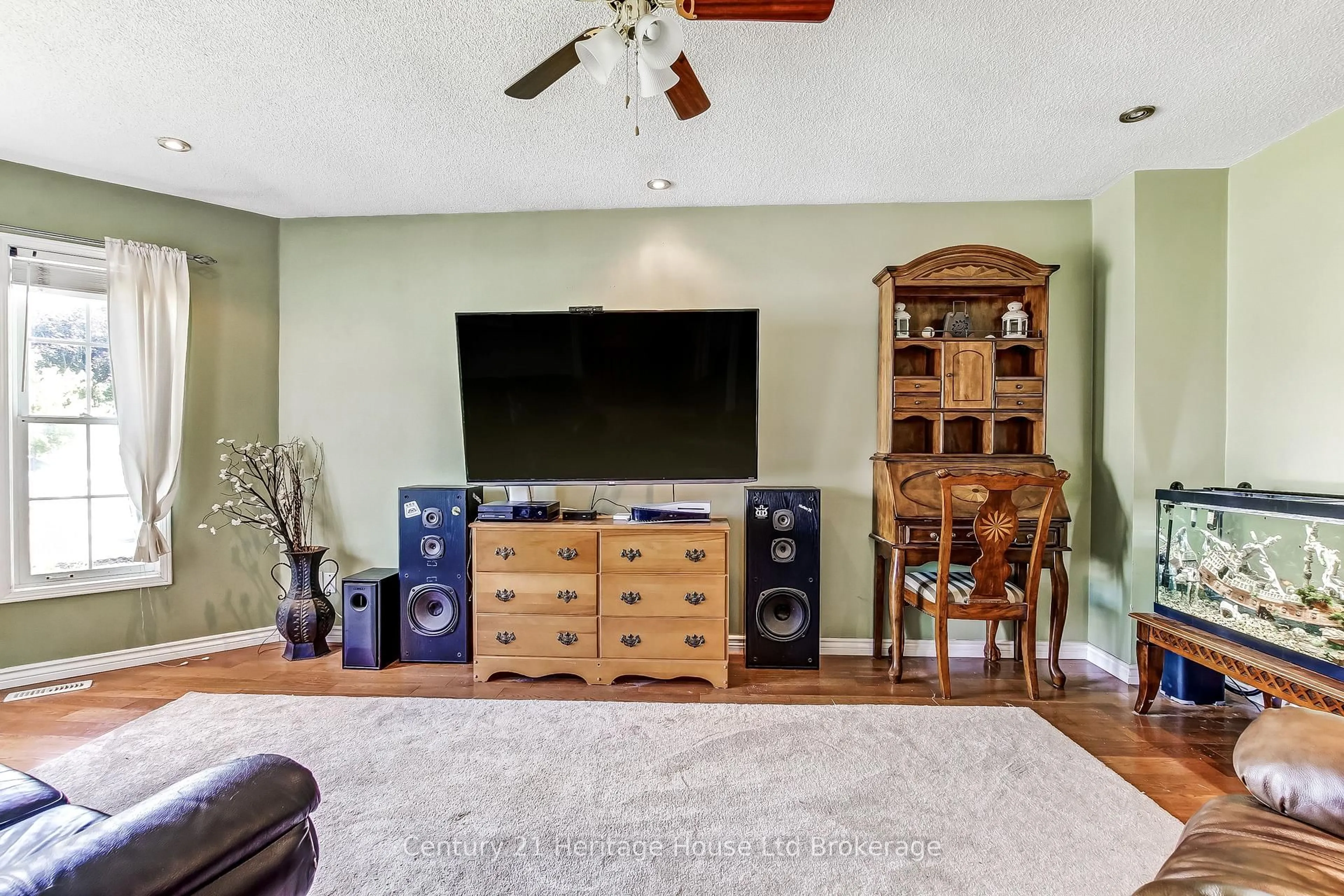 Home theater for 84 Anderson St, Woodstock Ontario N4S 8X3